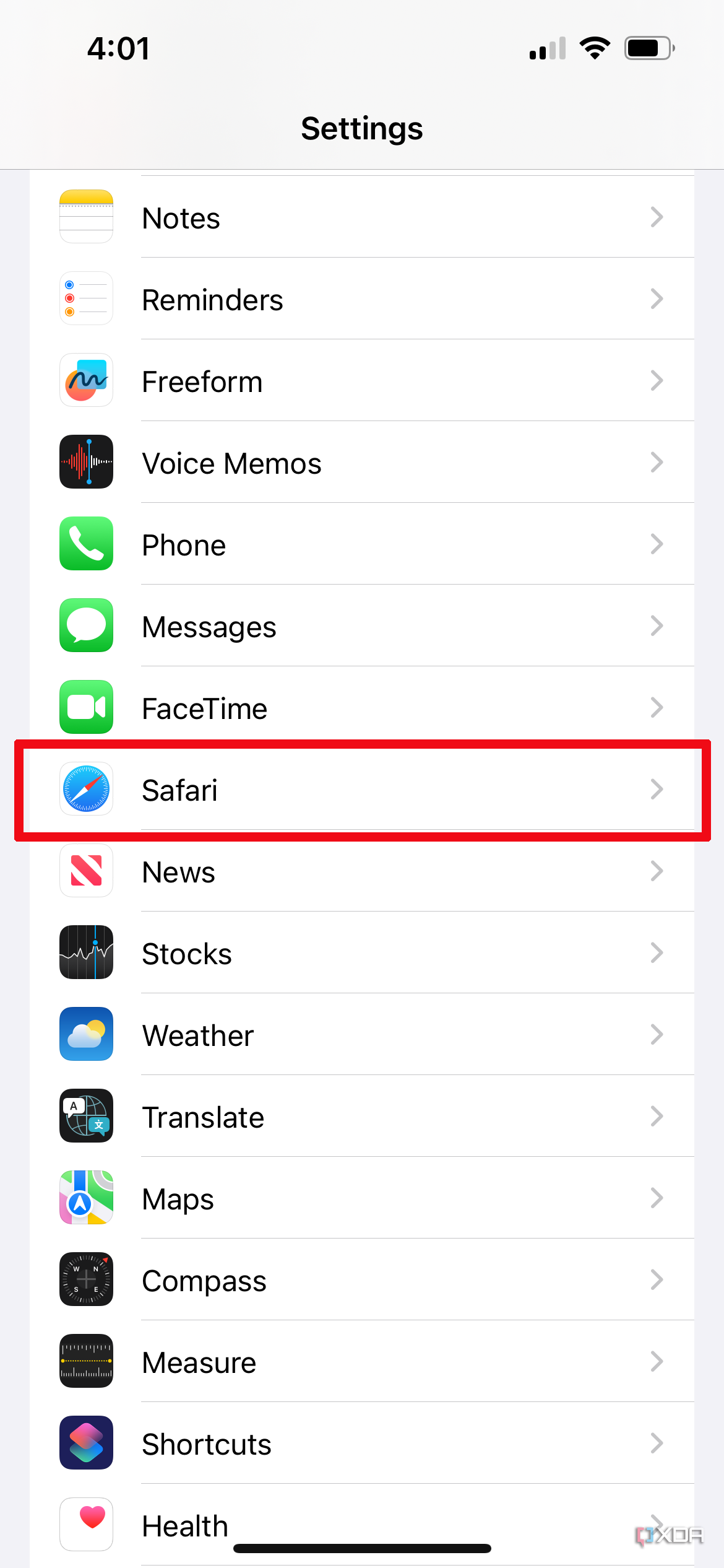 iPhone settings menu with Safari selected.