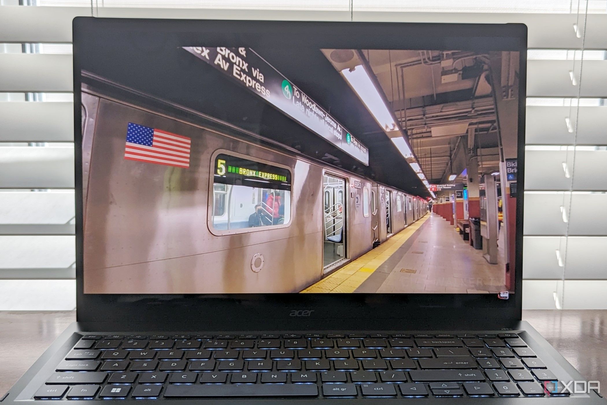 La pantalla del Acer Swift Edge 16 muestra un tren del metro de Nueva York