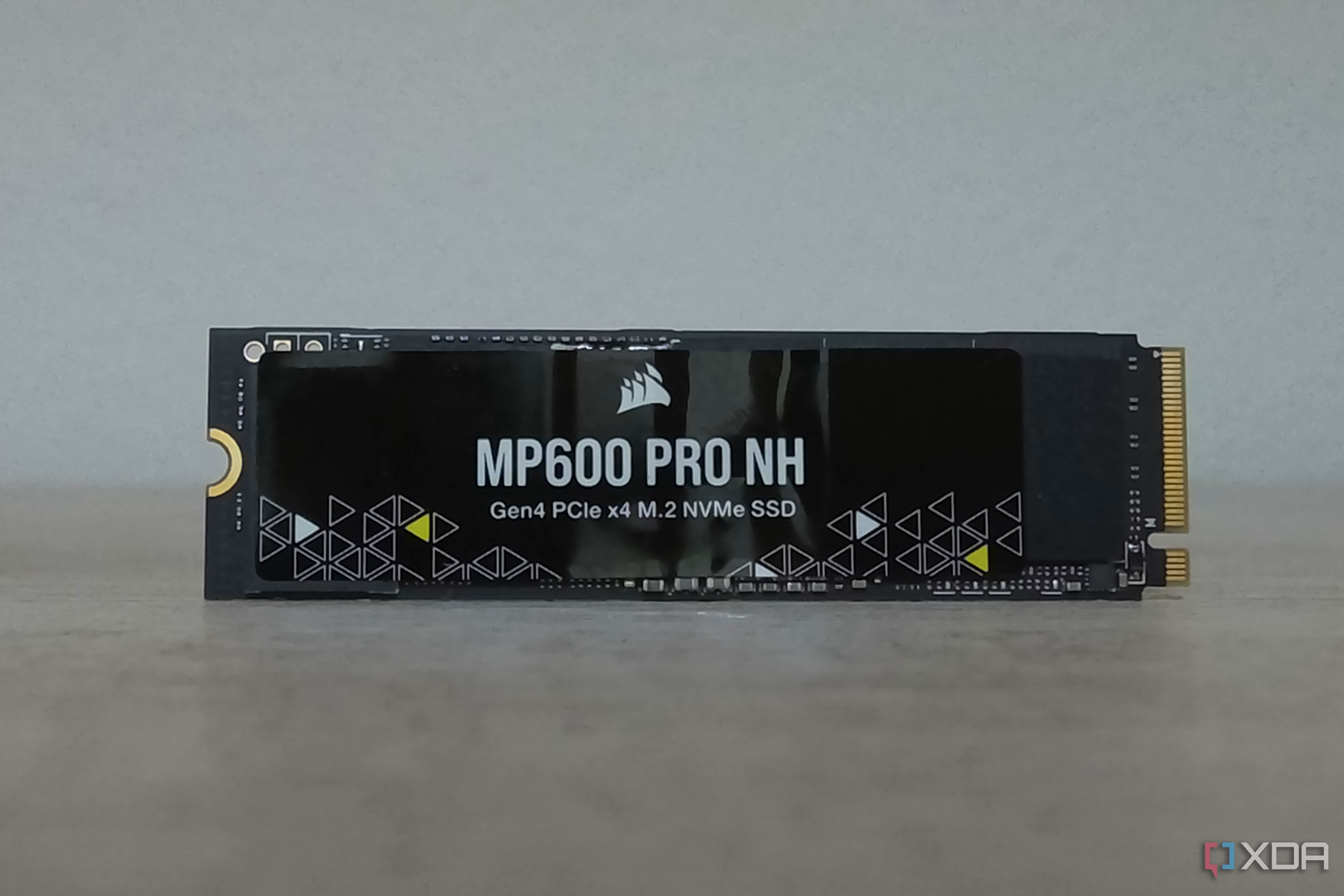 El Corsair MP600 Pro NH desde el frente.