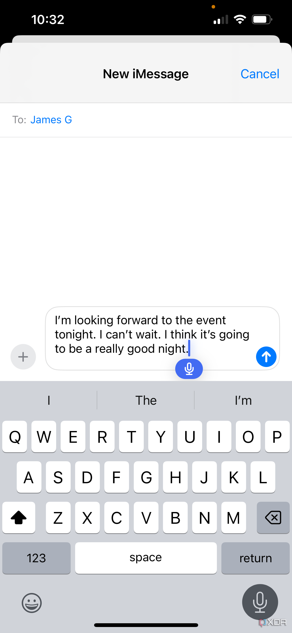 Auf dem iPhone öffnet sich ein Nachrichtenfenster mit einem winzigen Mikrofon, das anzeigt, dass die Nachricht akustisch diktiert wird