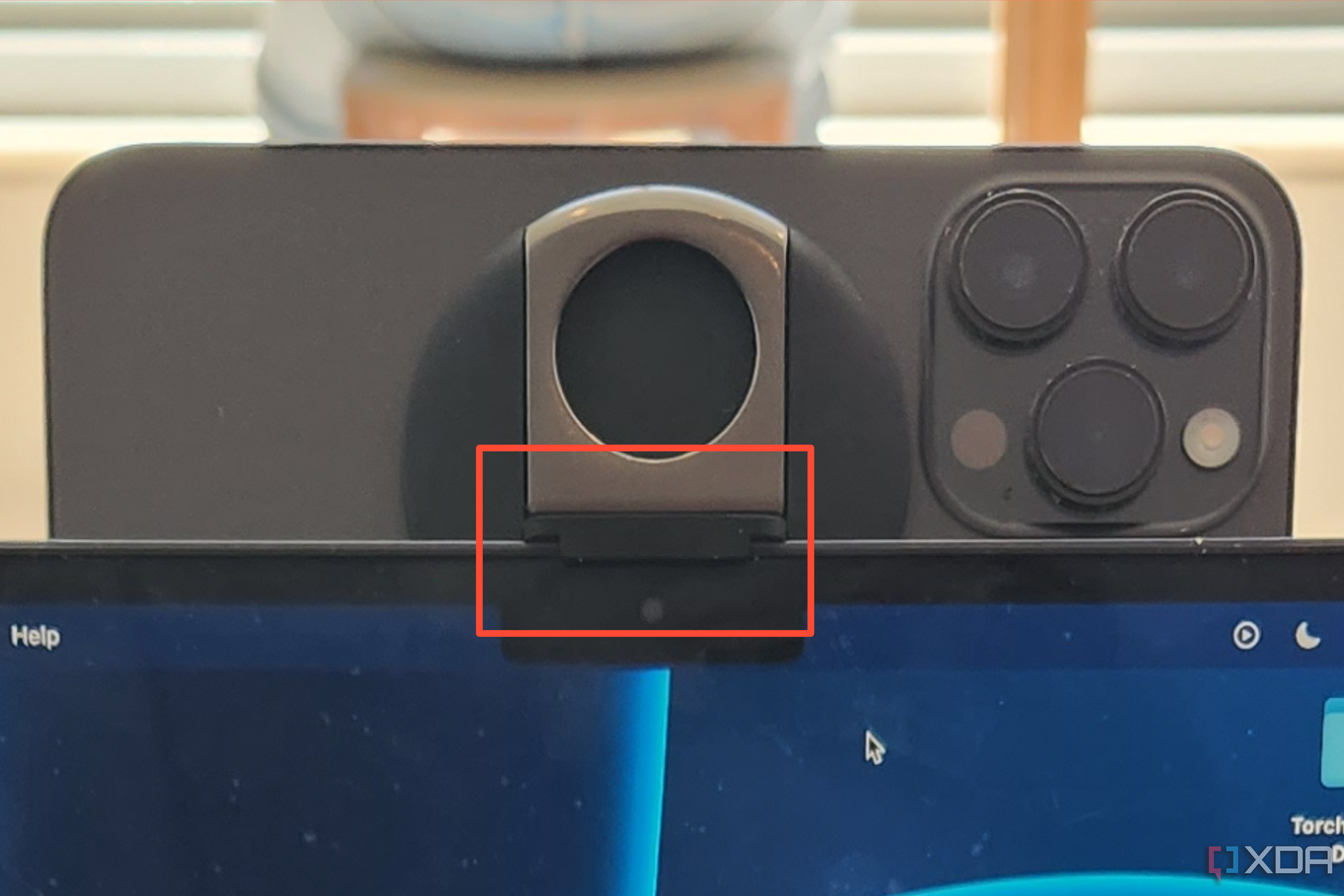 A closer look at the attachment method for Belkin's iPhone Camera Mount.