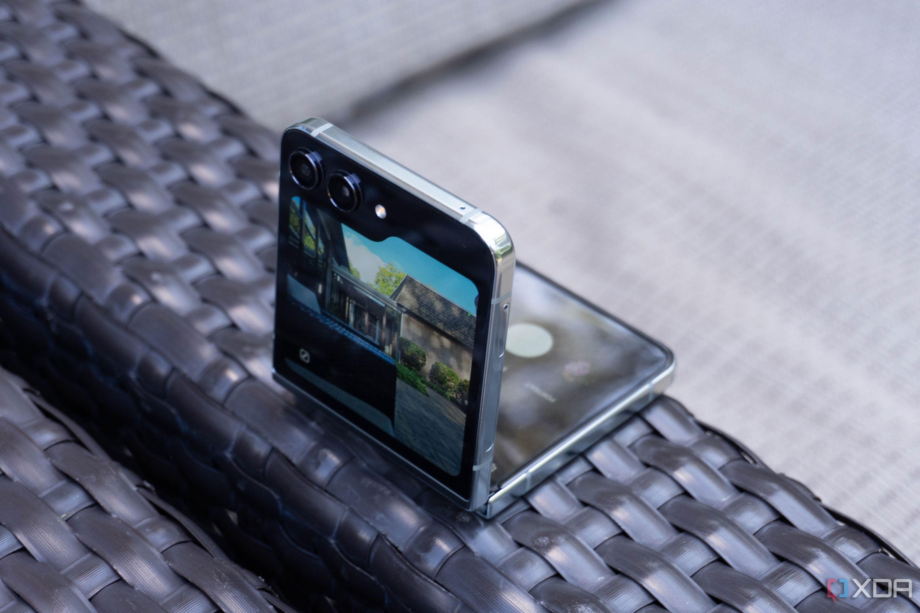 Samsung Galaxy Z Flip 5 in Flex Mode.