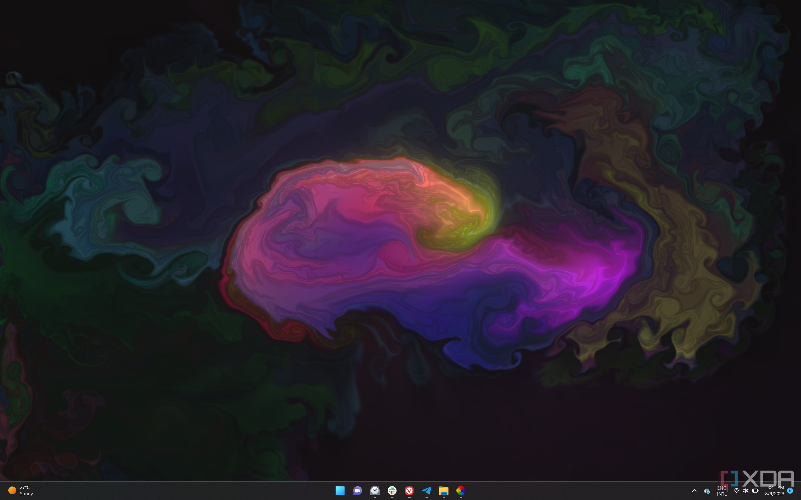 Снимок экрана рабочего стола Windows 11, на котором отображается неподвижный кадр анимированных обоев, на которых появляются чернильные пятна. 