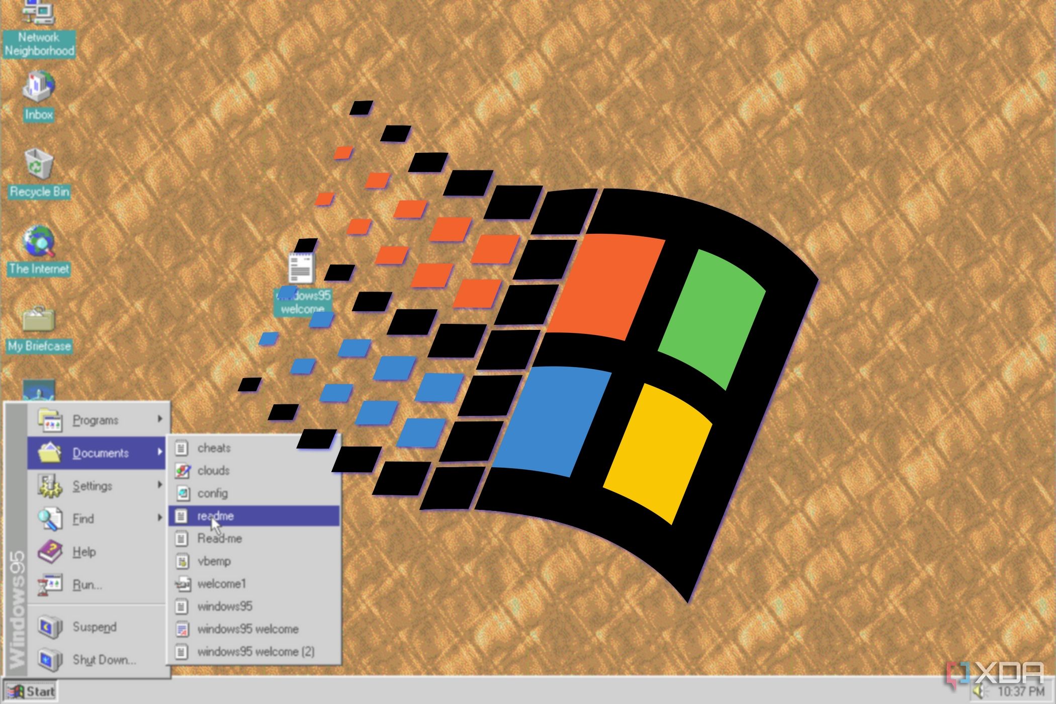 Снимок экрана рабочего стола Windows 95 с большим логотипом Windows 95, наложенным сверху.