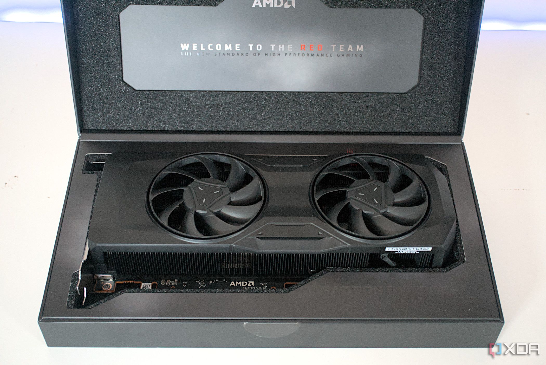 AMD Radeon RX 7800 XT en su embalaje