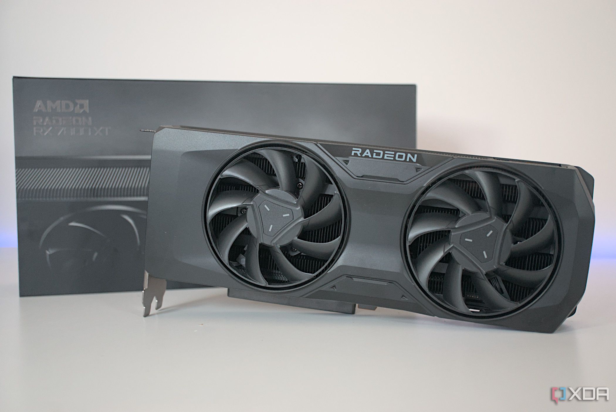 Снимок AMD Radeon RX 7800 XT спереди.