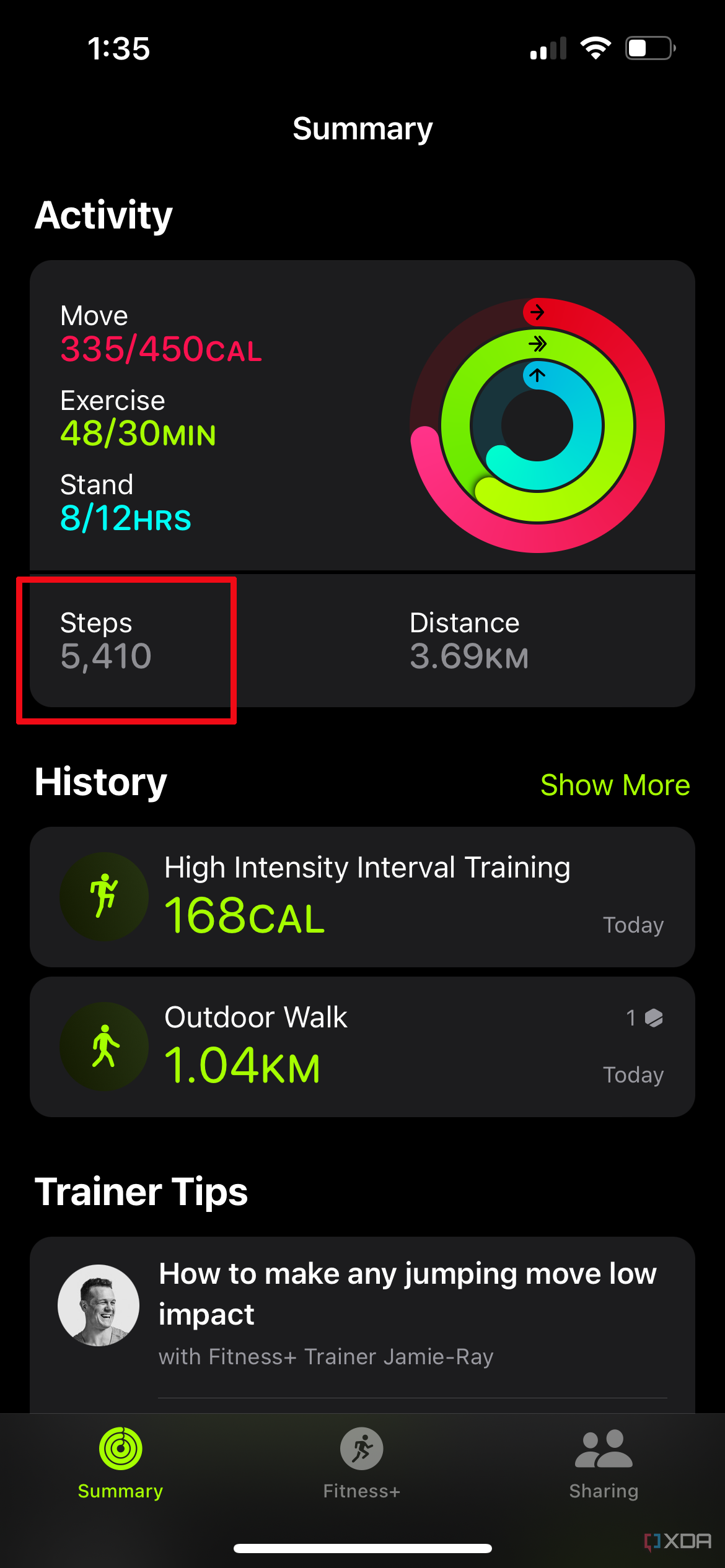 Яблоко iPhone с открытым приложением «Активность» и выделенными шагами.