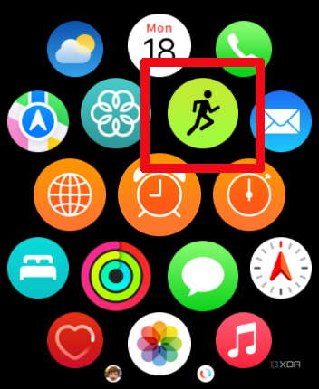 Значки приложений на Apple Watch с выбранным приложением для тренировок.