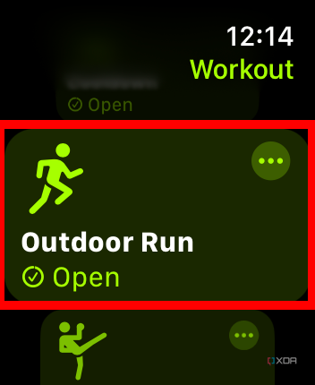 Приложение для тренировок на Apple Watch с выбранным режимом «Бег на свежем воздухе».