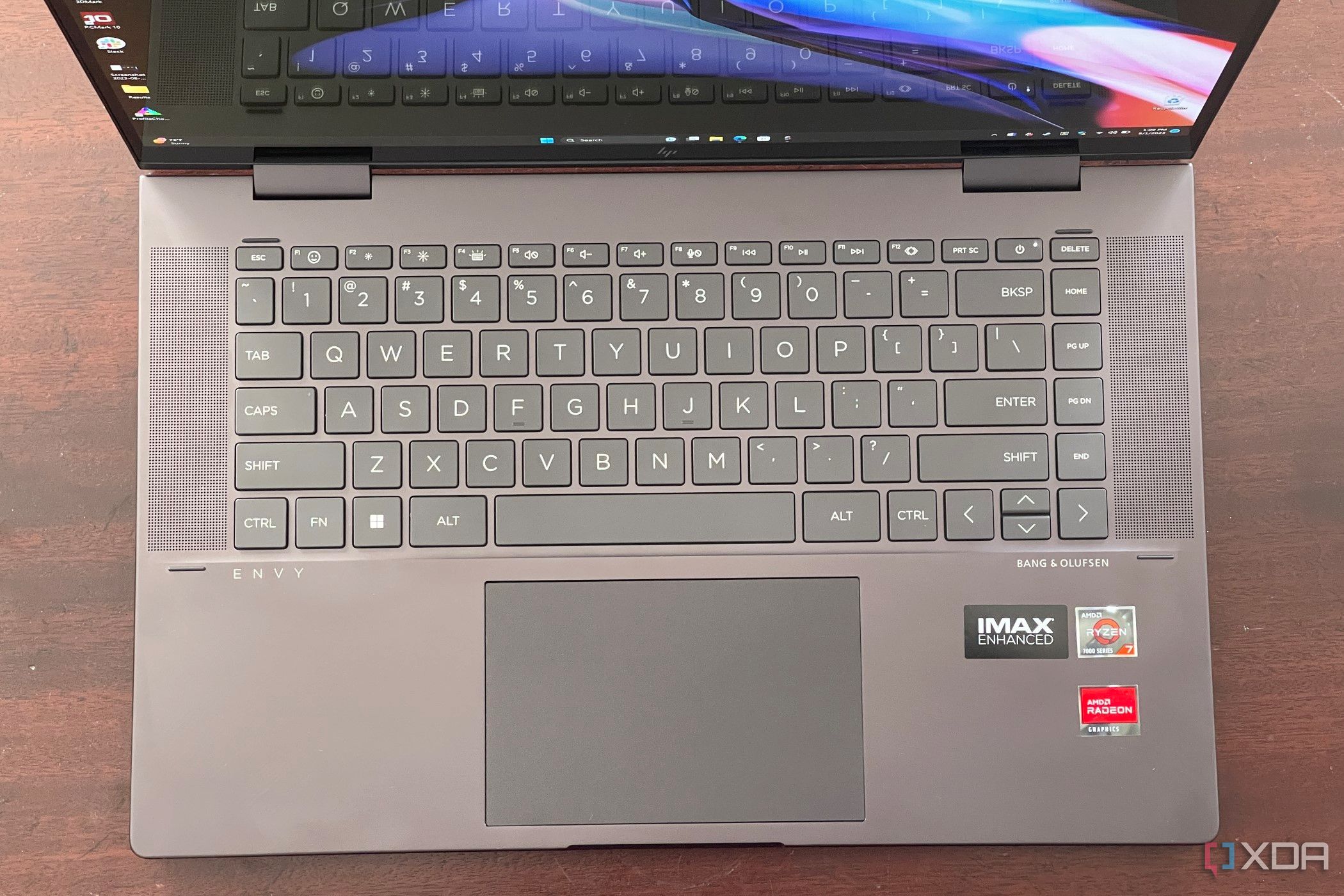 El teclado y el trackpad del HP Envy x360 15.6 2023