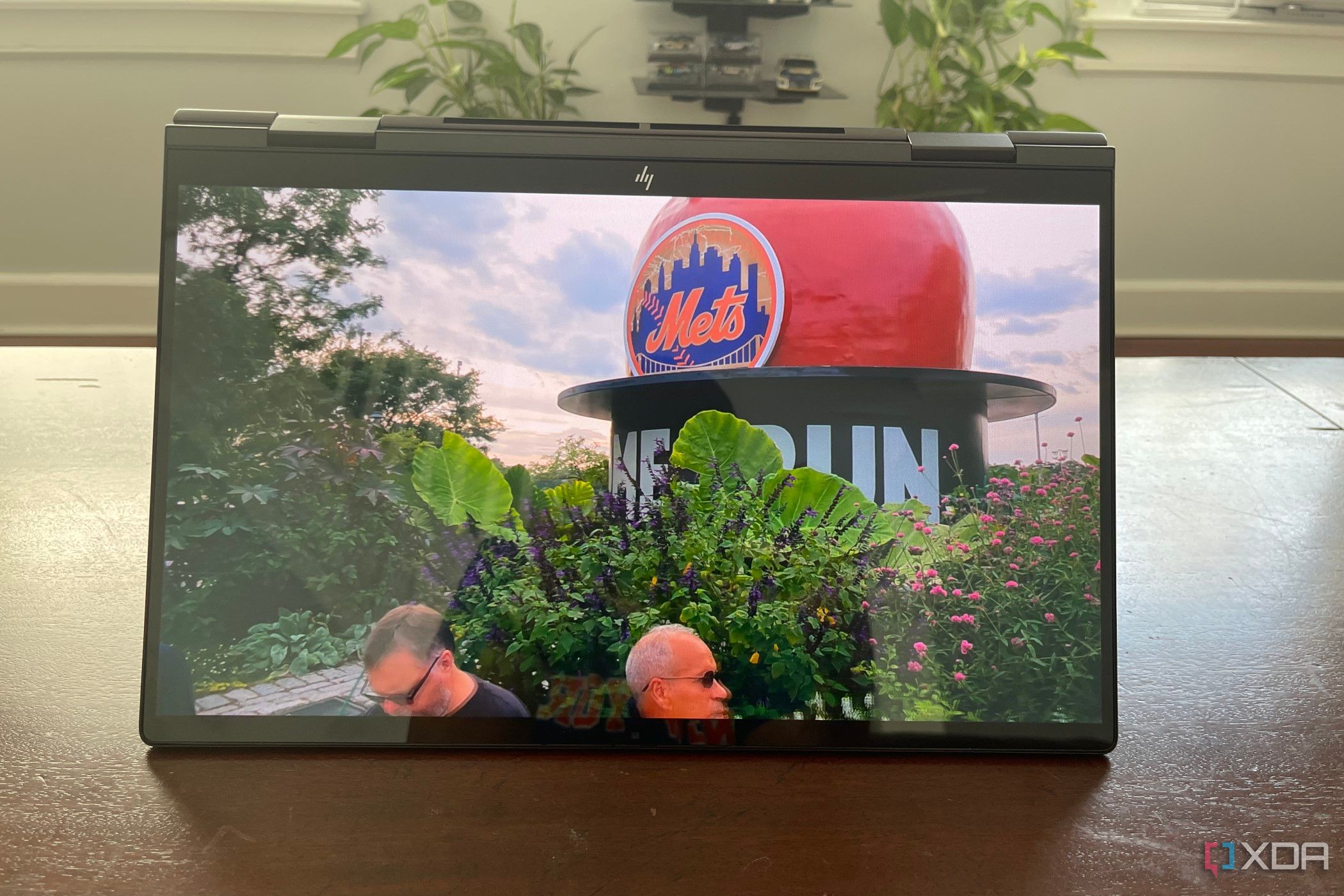 HP Envy x360 15.6 2023 mostrando a maçã homerun do Mets no modo tenda