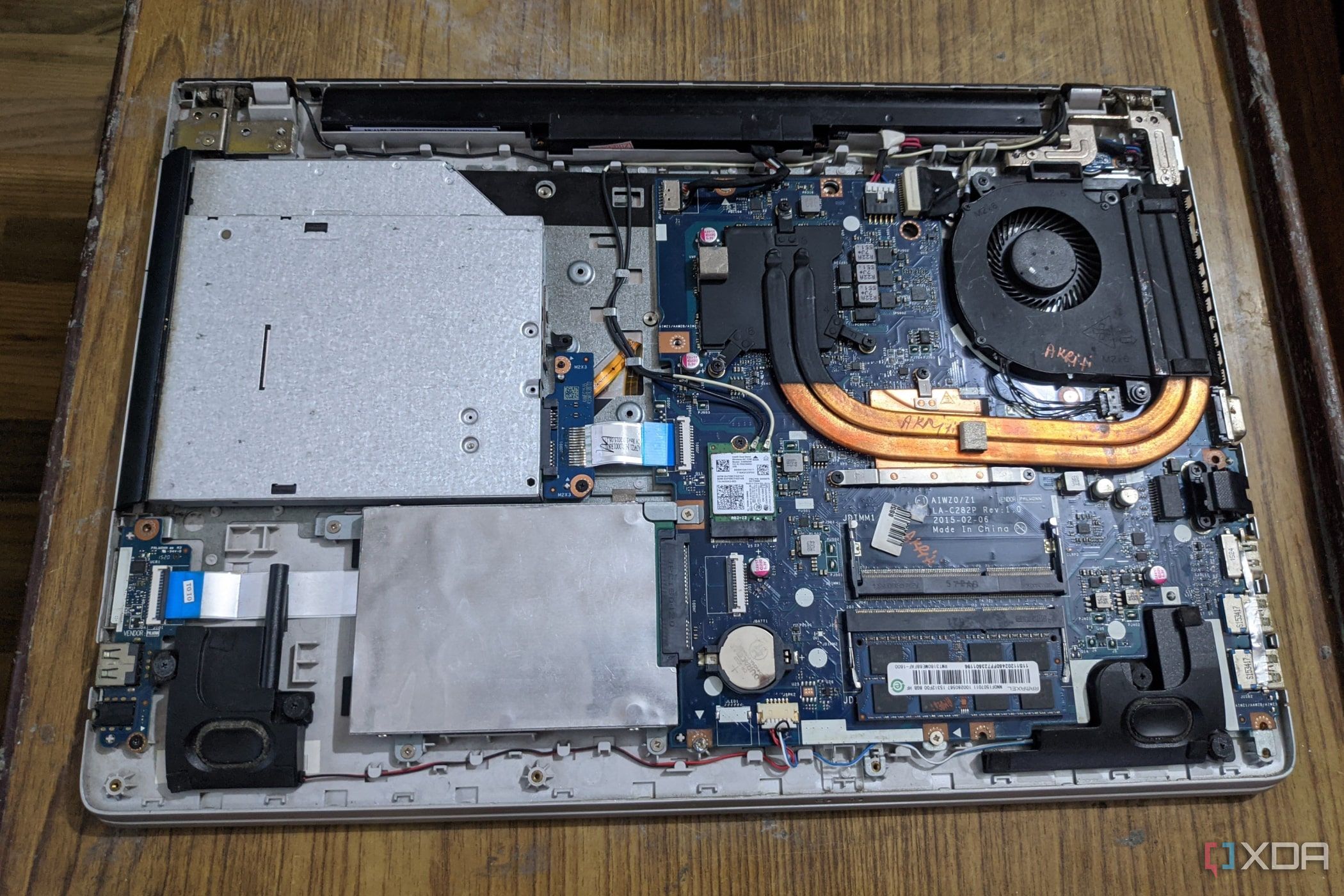 The internals of the Lenovo Z51-70 80K600VVIN laptop.