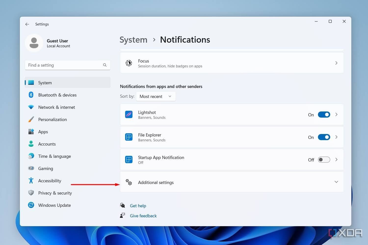 Captura de pantalla de Windows 11 que resalta configuraciones adicionales en el menú de notificaciones en la aplicación Configuración