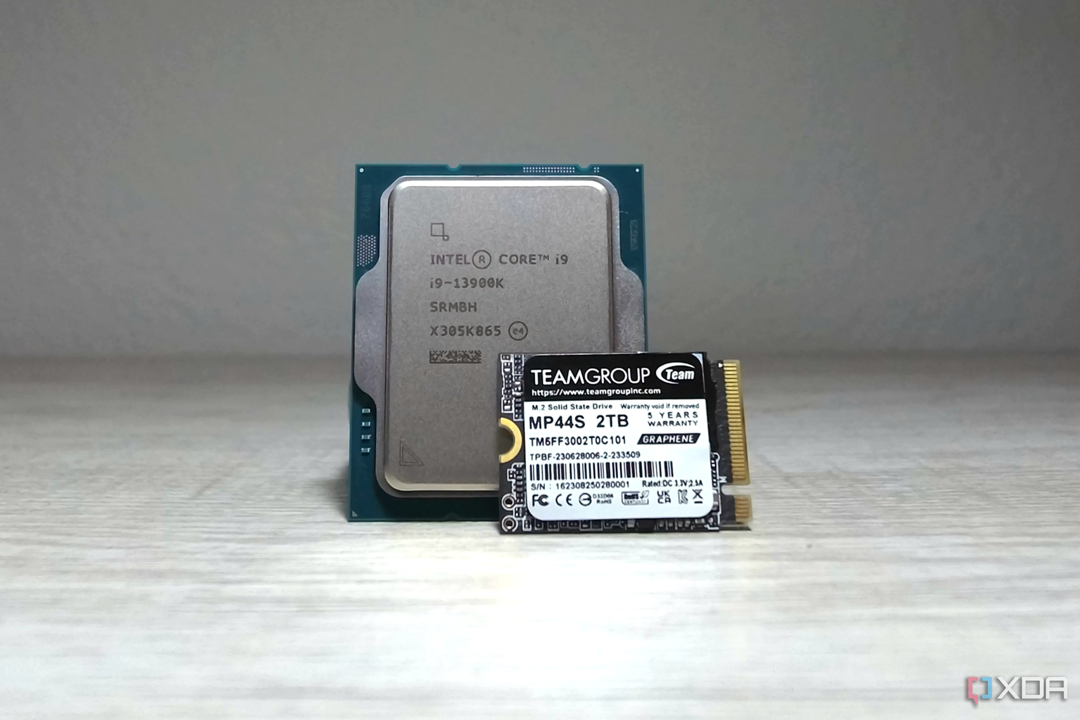 Teamgroup MP44S рядом с Intel Core i9-13900K.