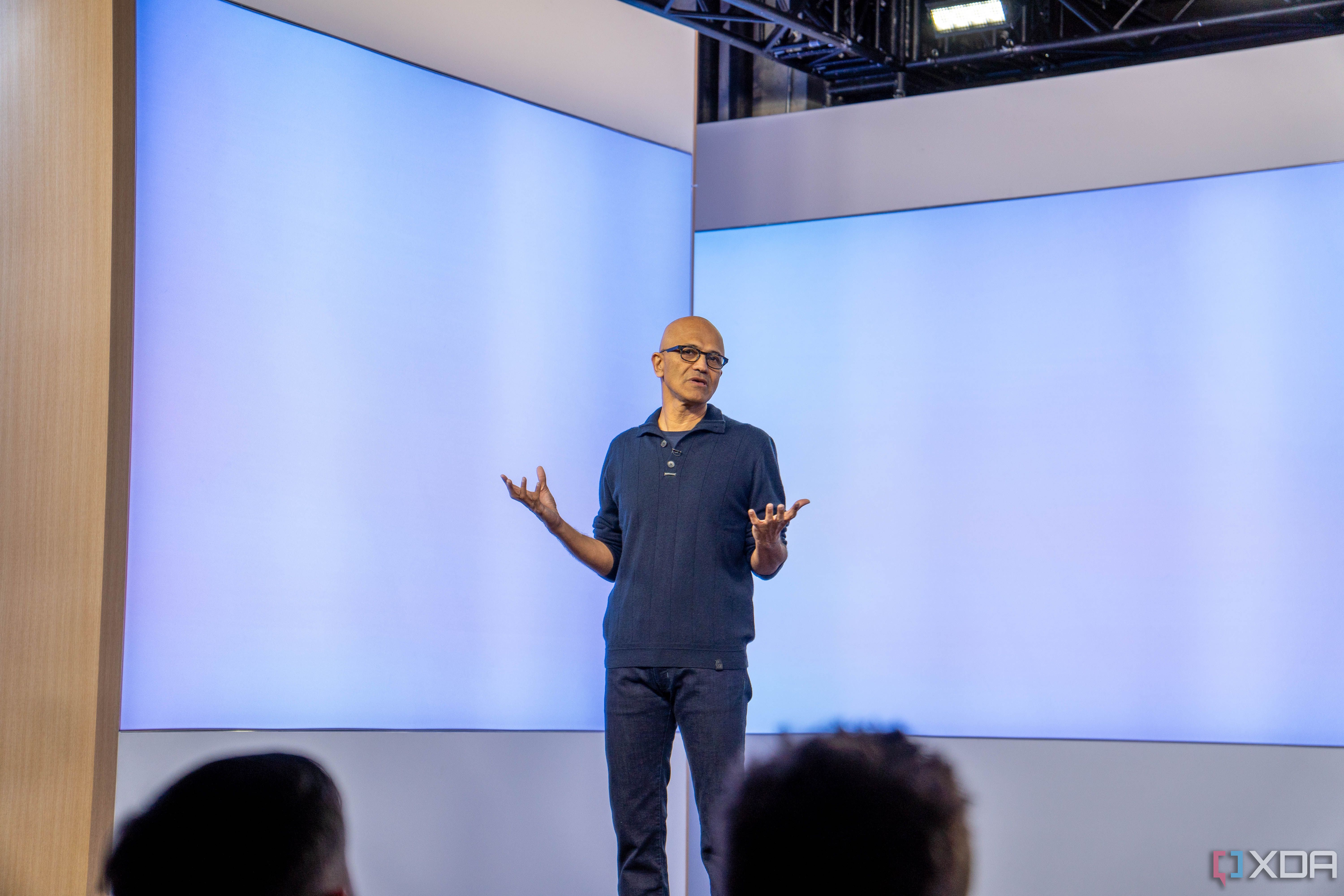 Satya Nadella se presenta en el escenario