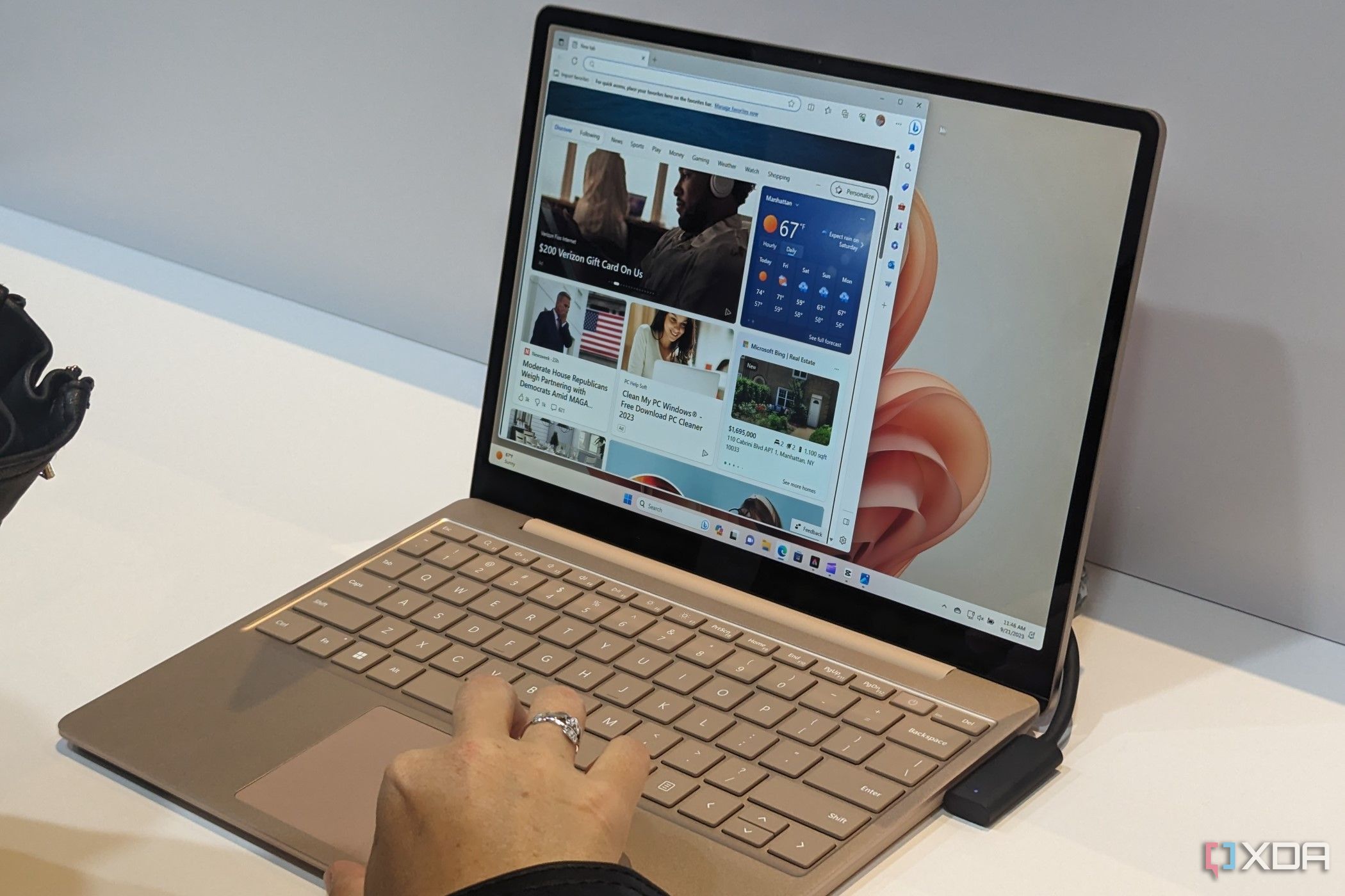 Una persona escribiendo en Surface Laptop Go 3