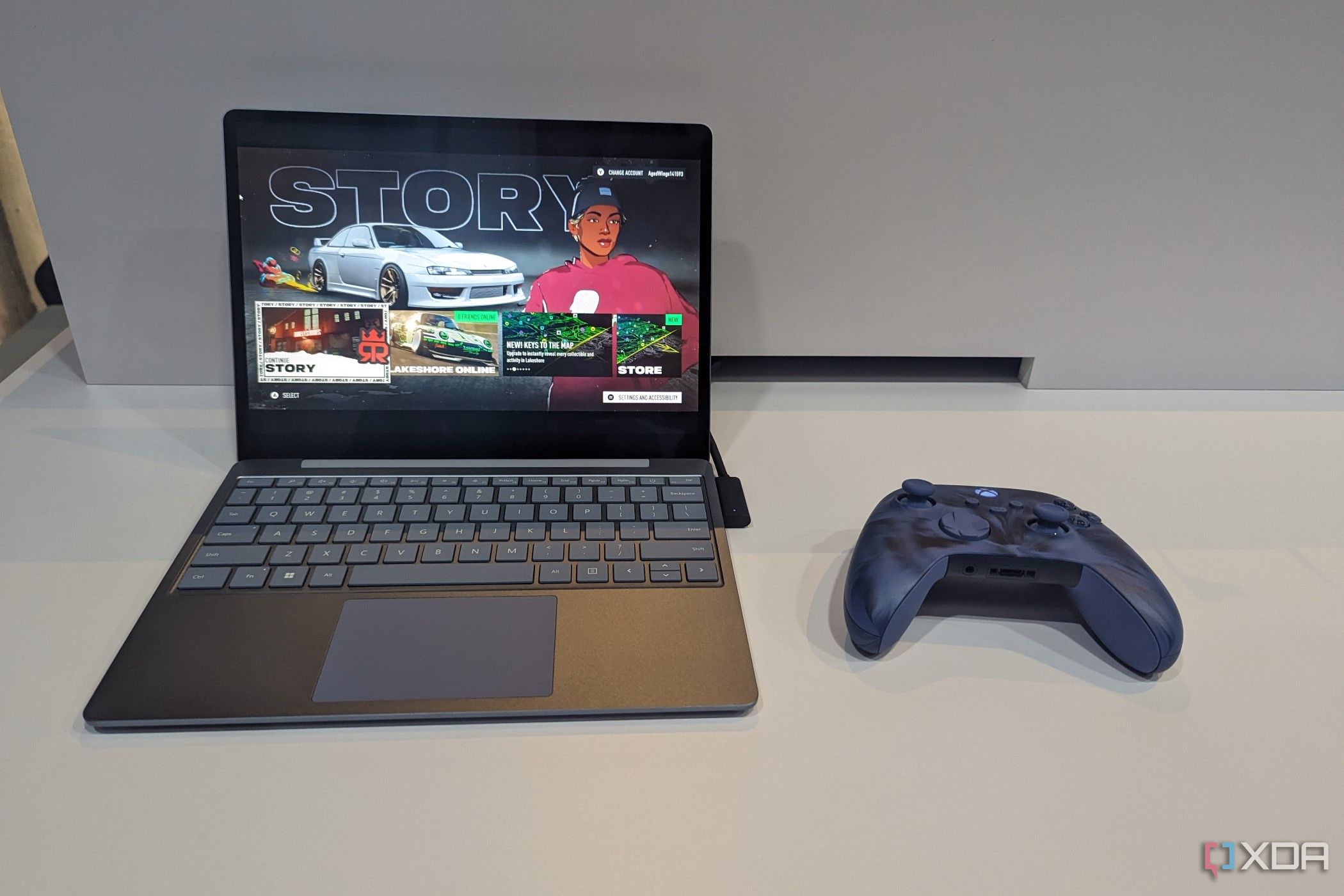 Una Surface Laptop Go 3 con un controlador de juegos al lado