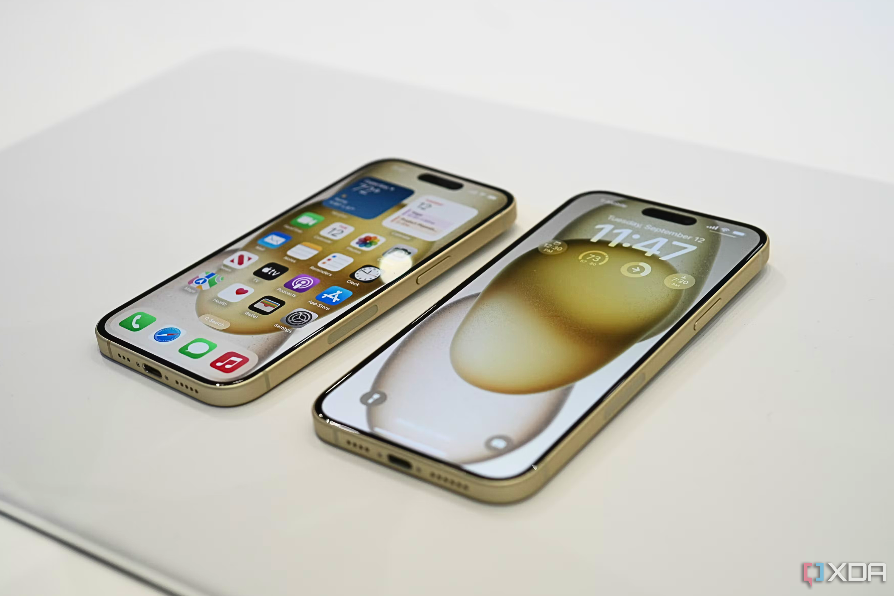 Apple iPhone 15 Pro και Pro Max δίπλα δίπλα στο χαλί.