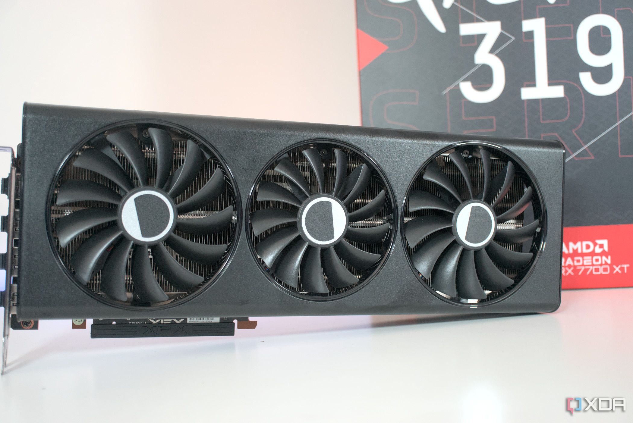 Parte frontal de la XFX Radeon RX 7700 XT Speedster 319