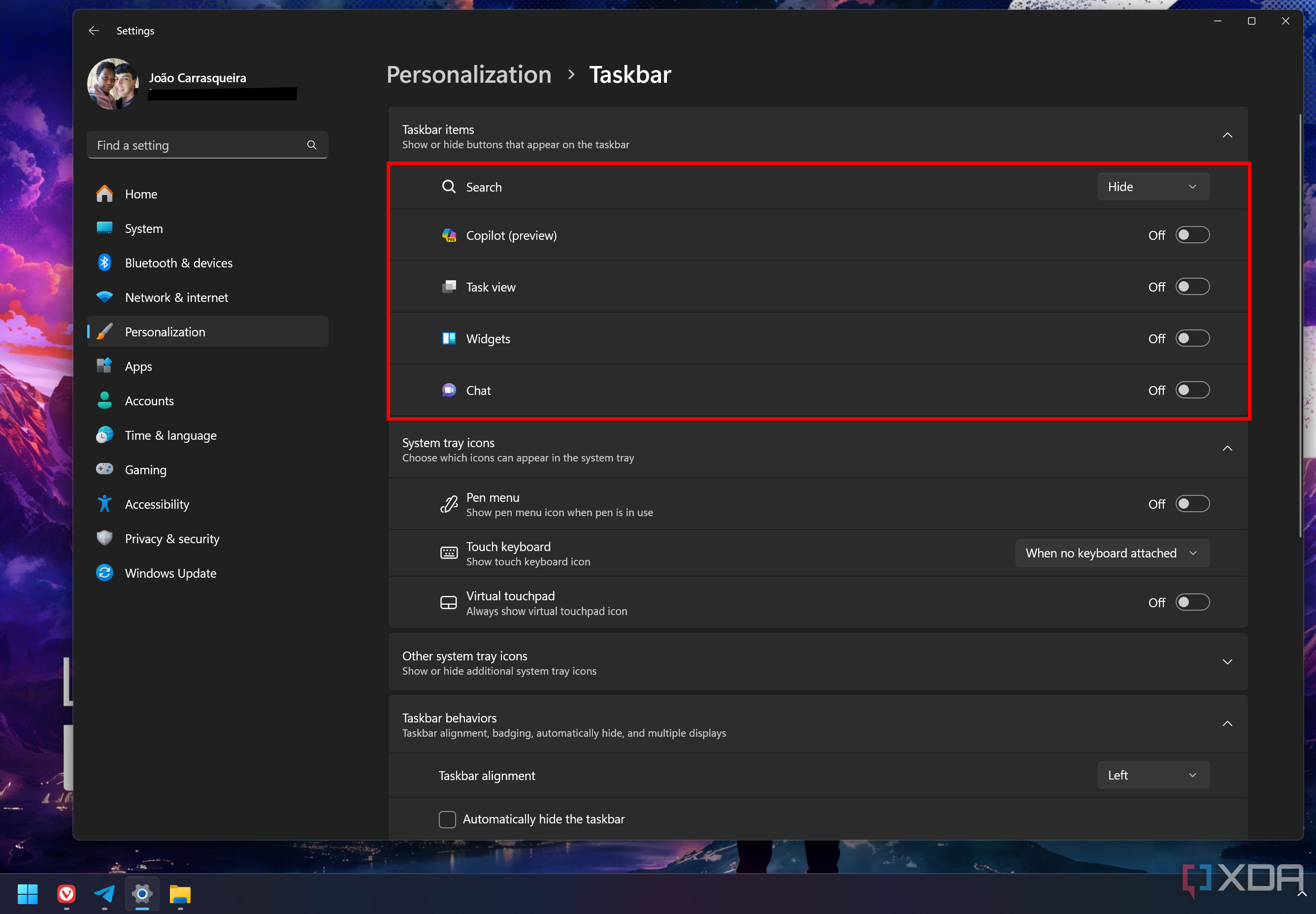 Captura de pantalla del escritorio y la configuración de Windows 11 que muestra todos los íconos de la barra de tareas deshabilitados