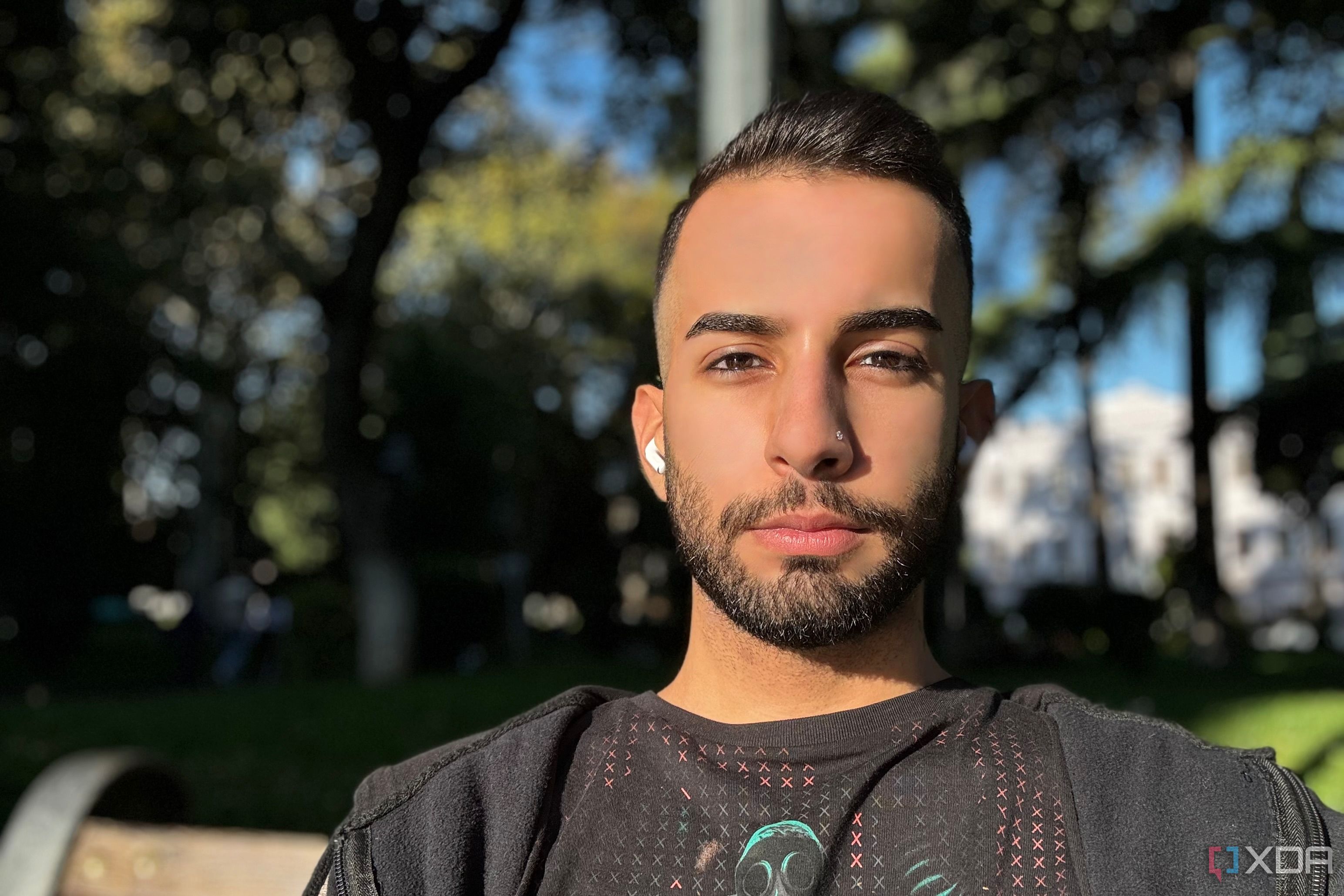 Mahmoud Itani con AirPods Pro 2 en un parque