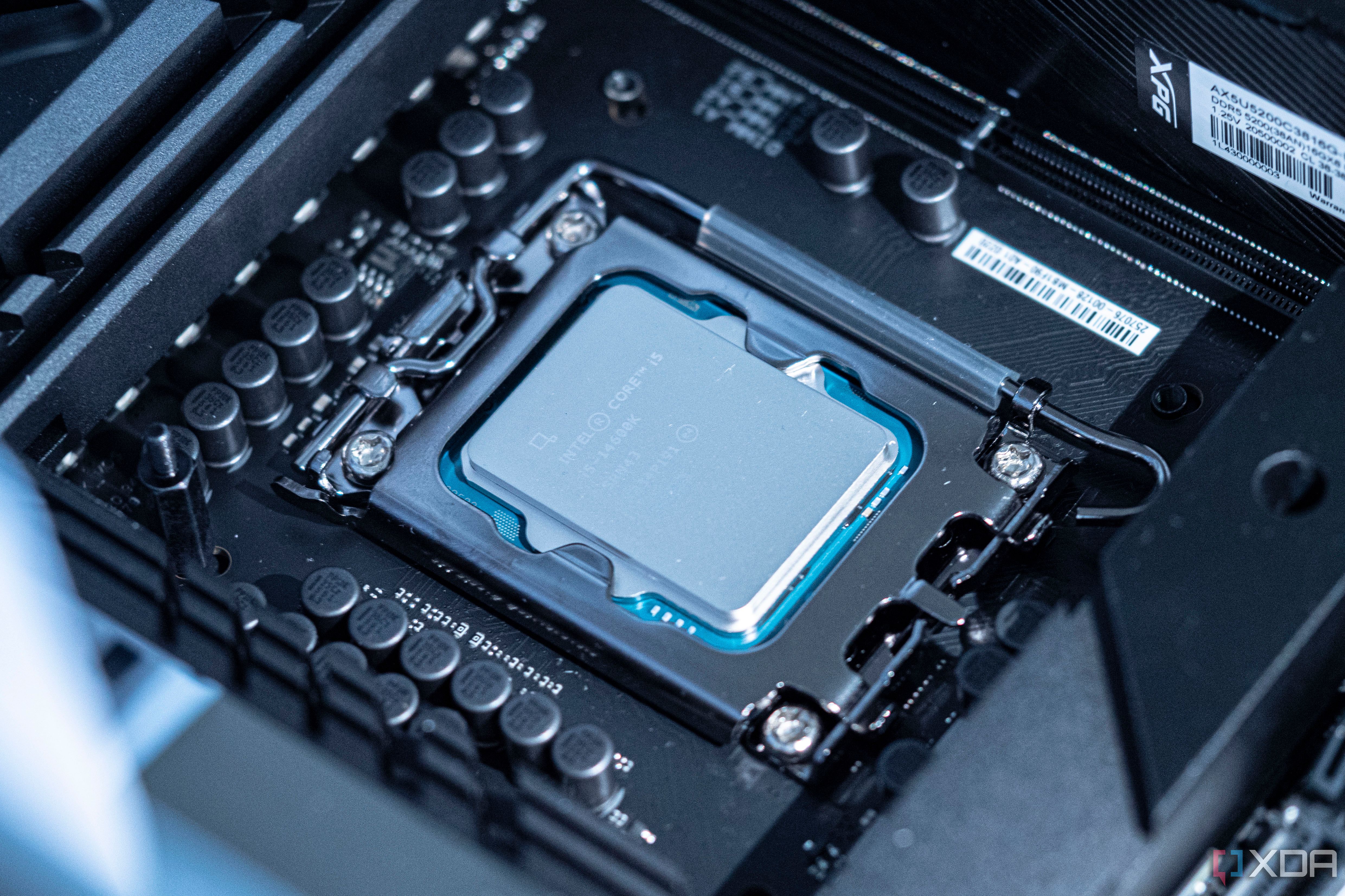 Intel i5-14600K no soquete da CPU de uma placa-mãe