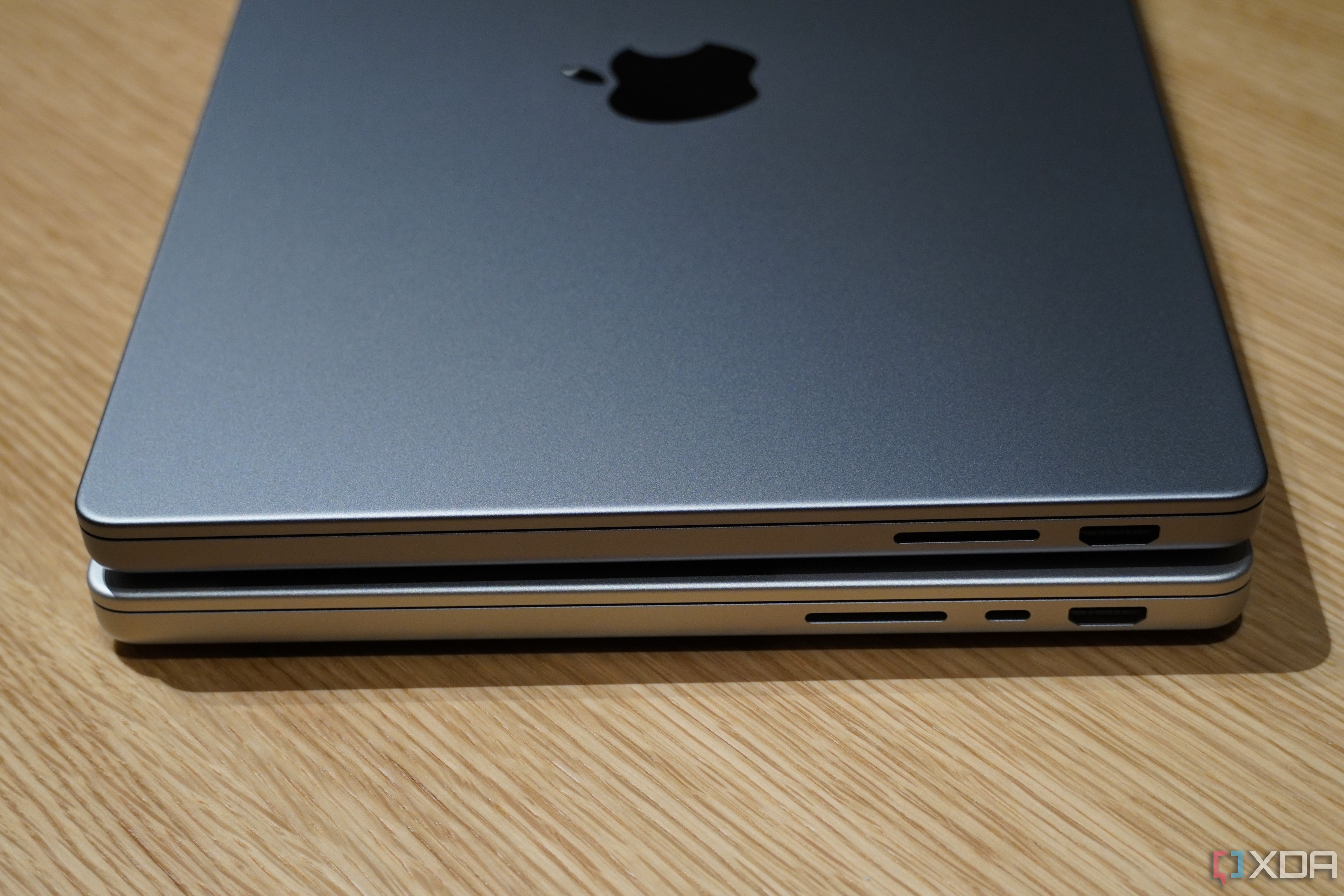 Los puertos del MacBook Pro M3 frente al MacBook Pro M3 Pro.