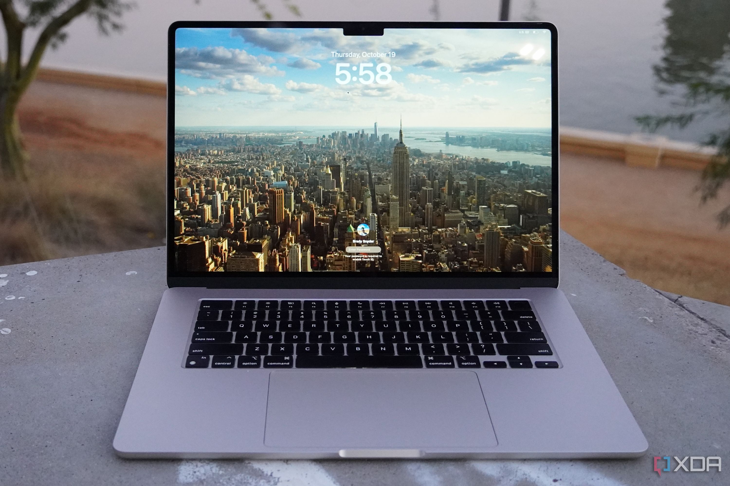 MacBook Air (15 дюймов) с включенным дисплеем.