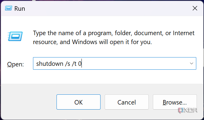 Captura de pantalla del cuadro de diálogo Ejecutar en Windows 11 con un comando de apagado ingresado en el campo de texto