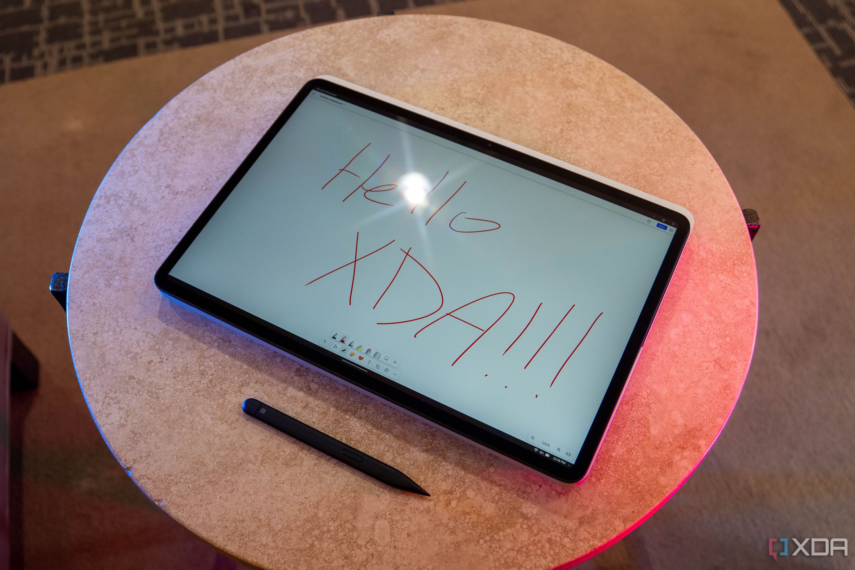 Surface Laptop Studio 2 с надписью «Hello XDA!!!»  на экране