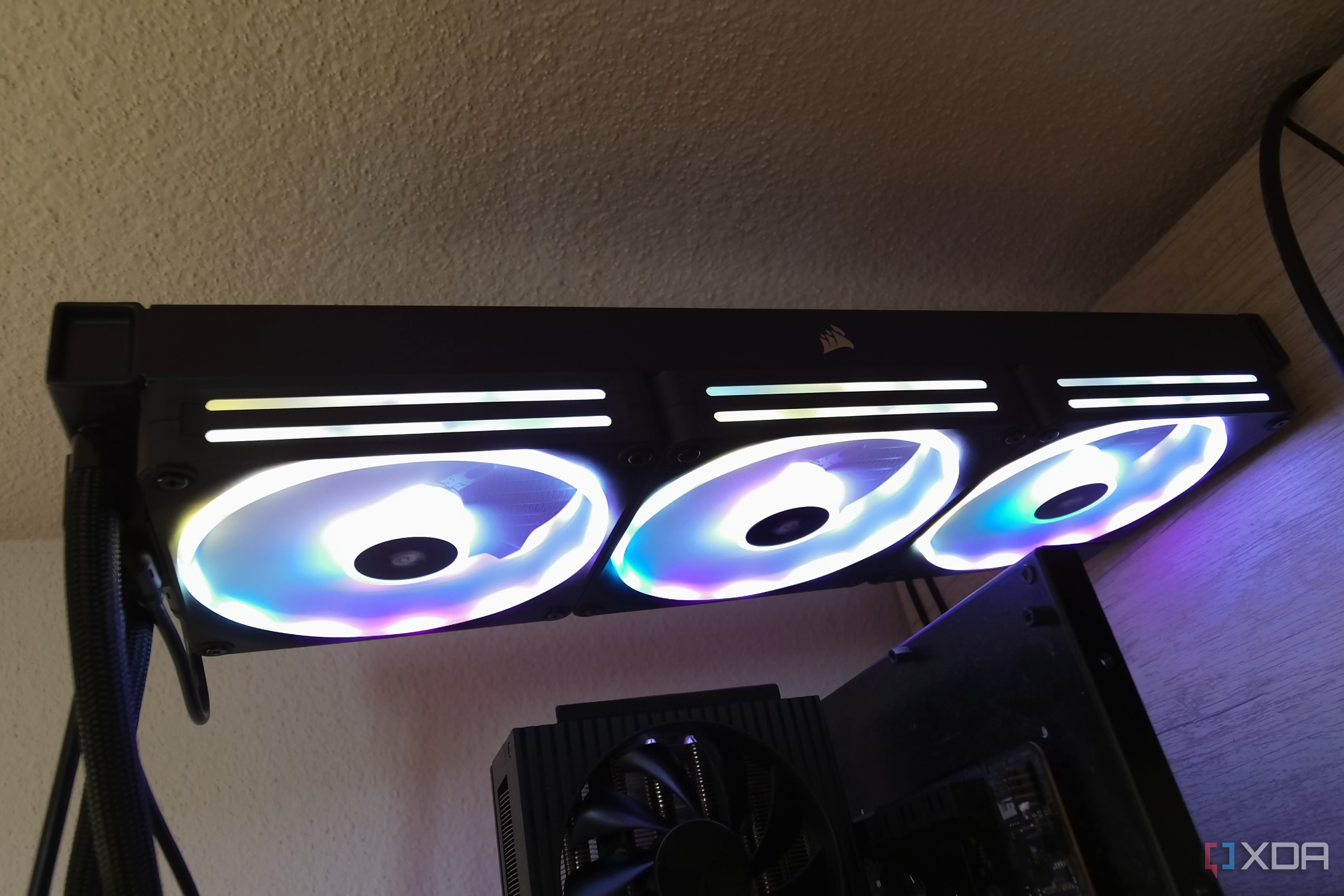 Radiador LCD y ventiladores Corsair iCUE Link H170i.