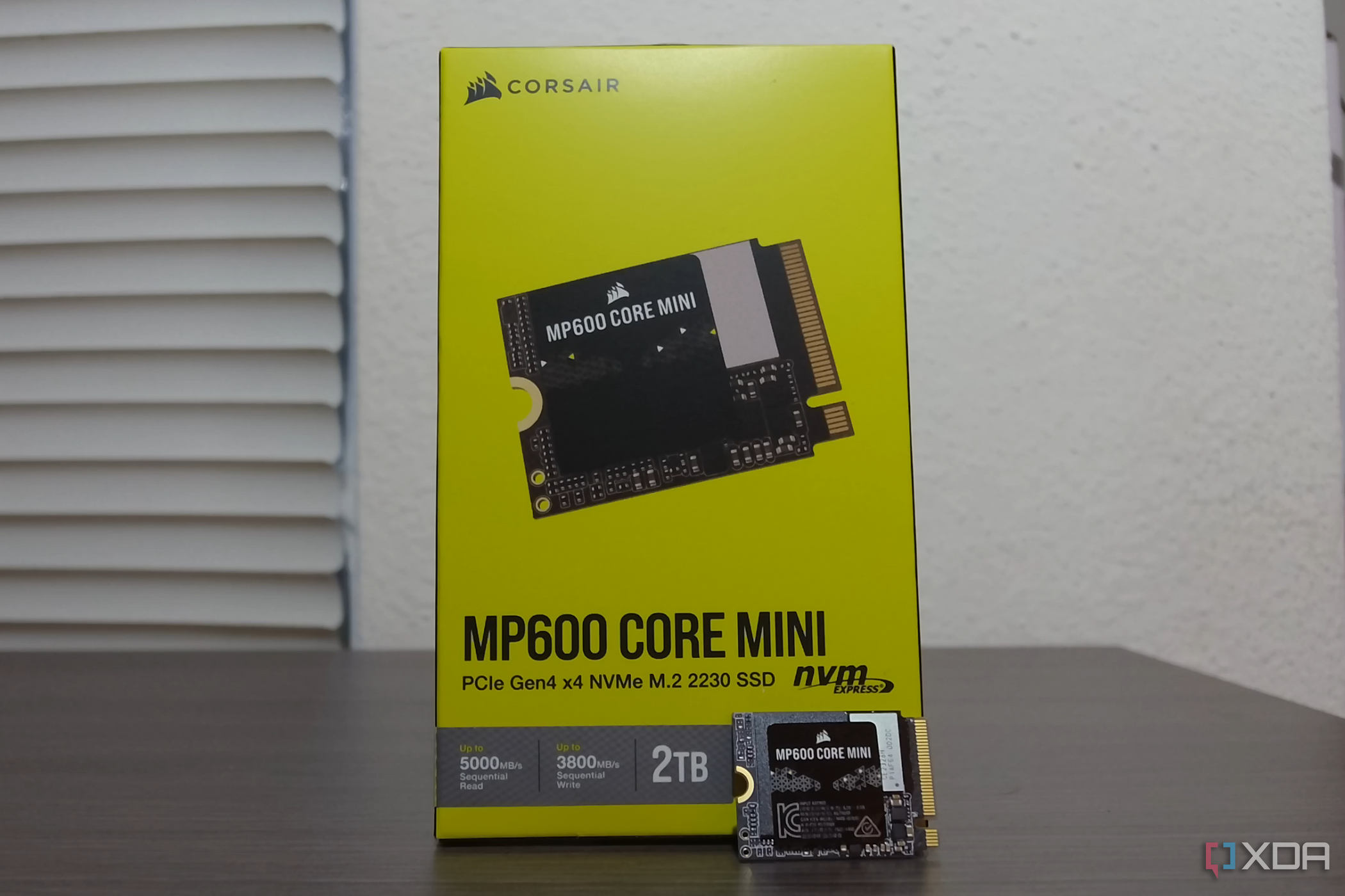 SSD Corsair MP600 Core Mini y embalaje.