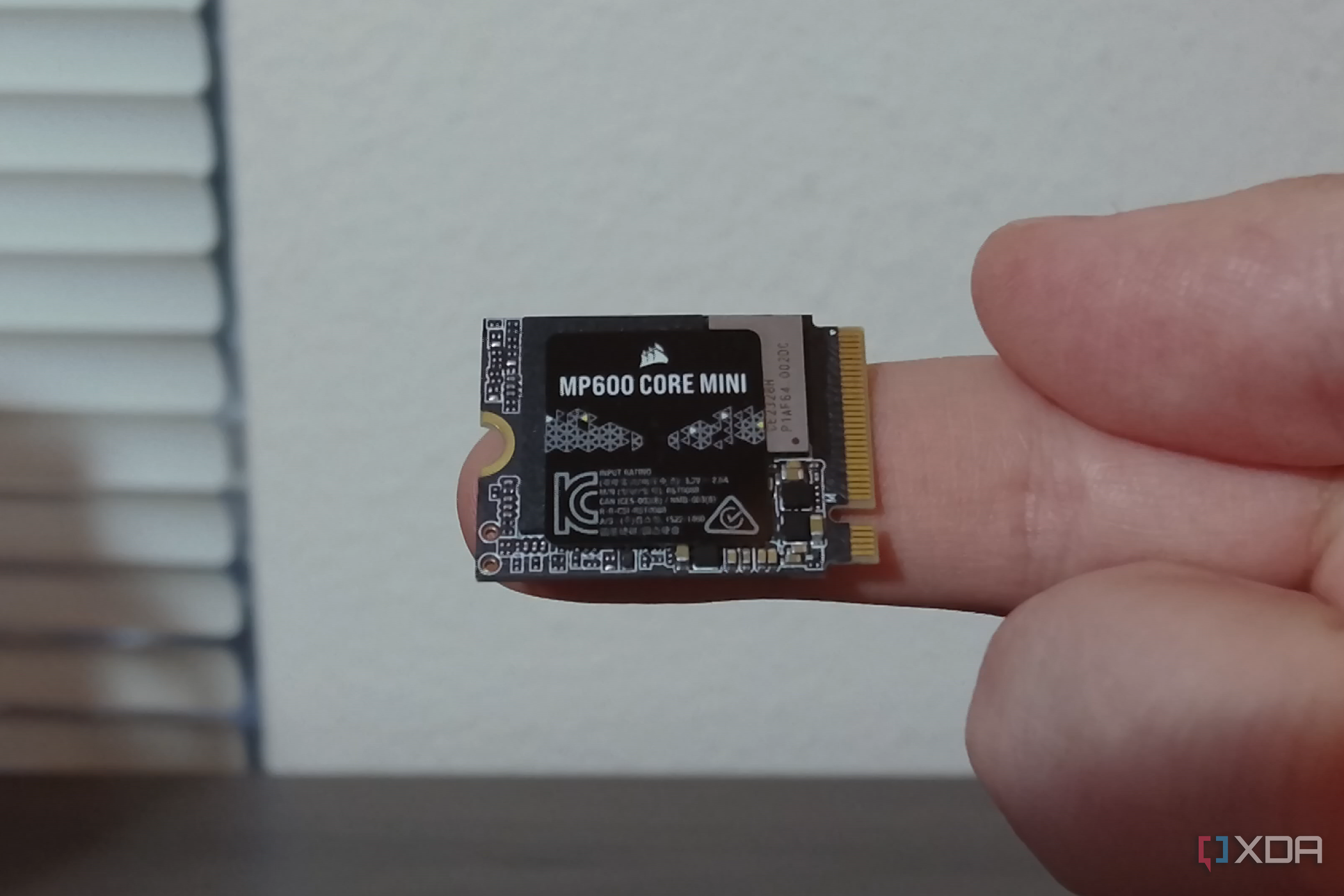 Corsair MP600 Core Mini SSD en un dedo.