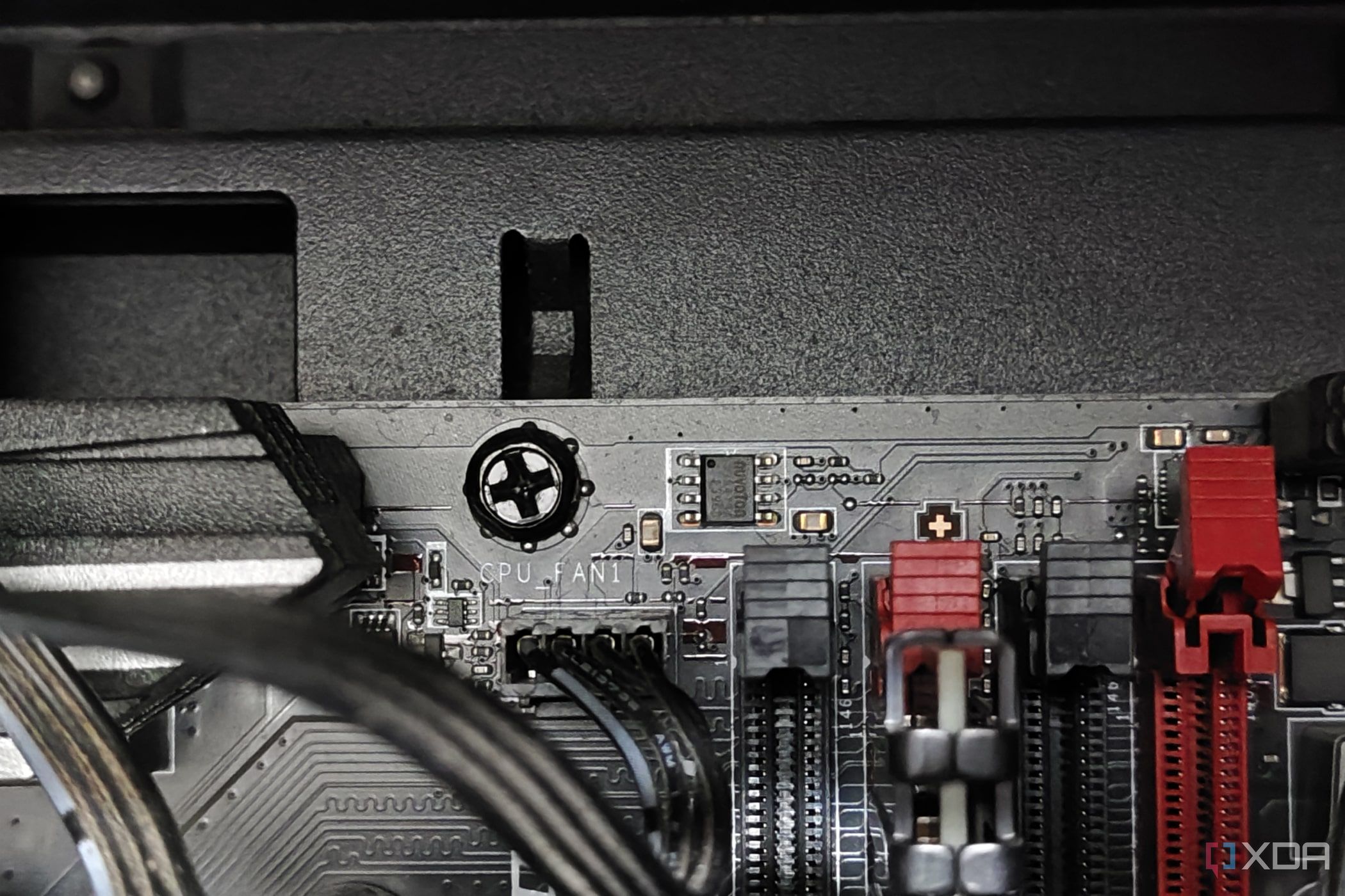 Una imagen del encabezado CPU_FAN1 de la placa base MSI B450 Gaming Plus