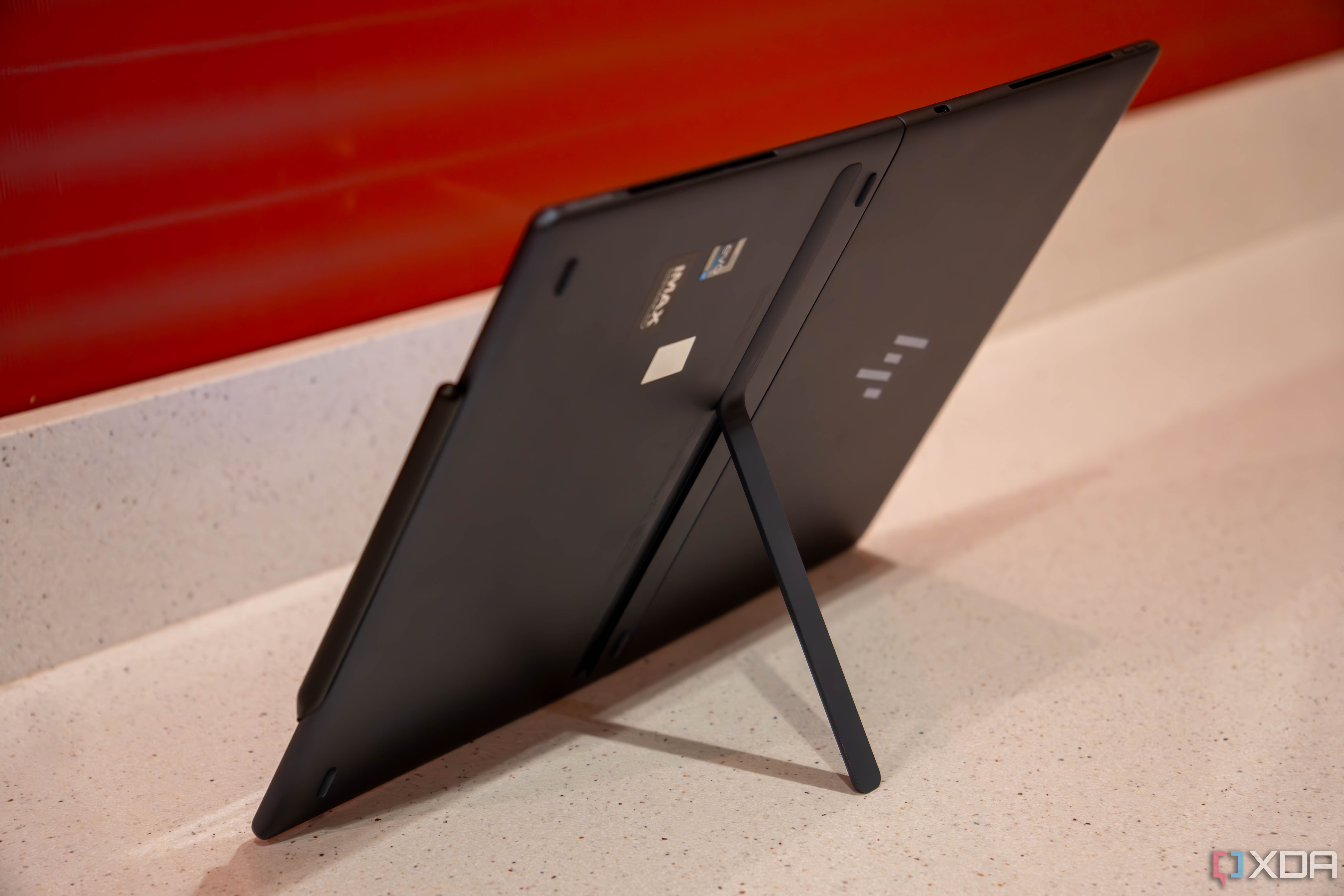 Vista trasera de la HP Spectre plegable con el soporte abierto