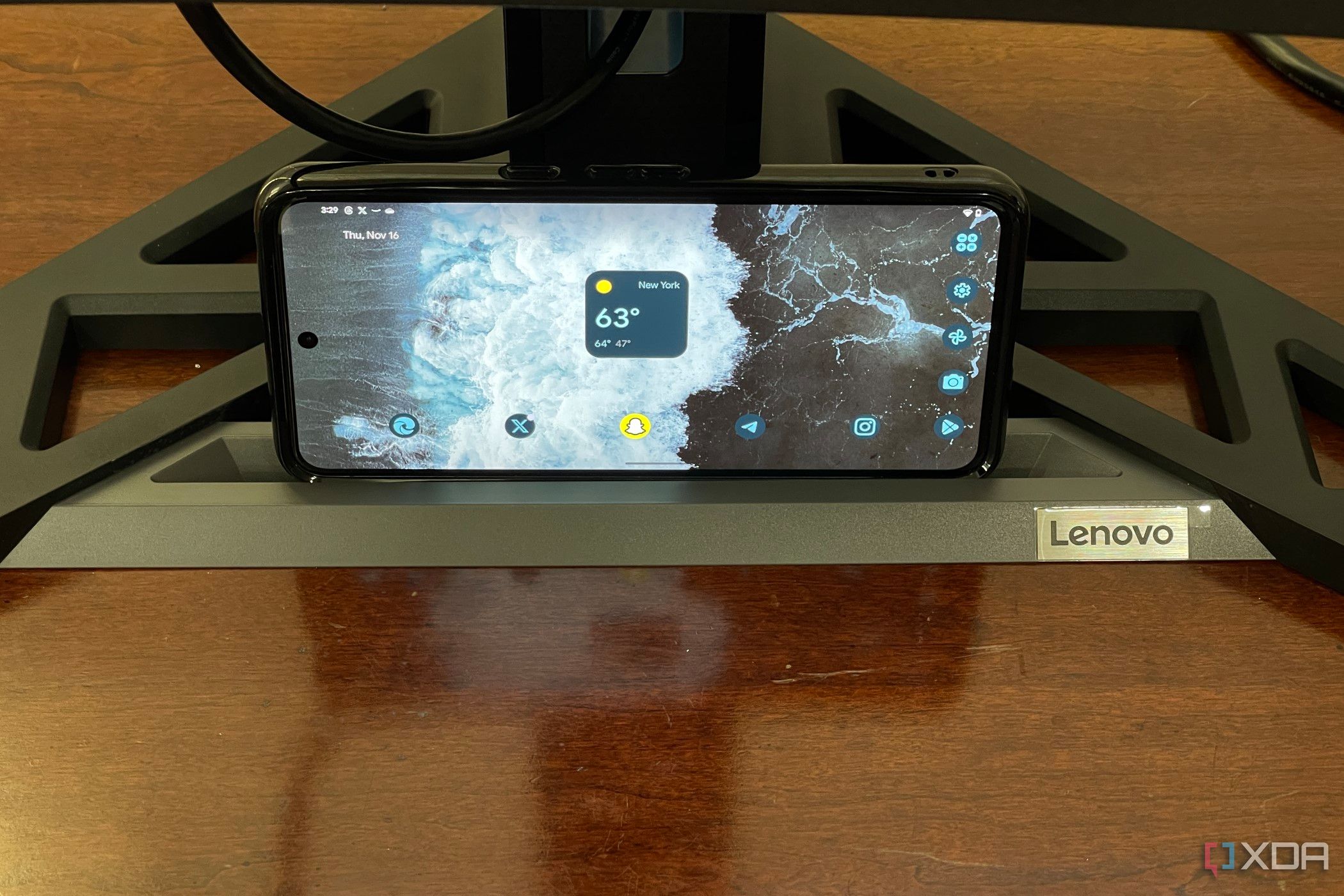 Un teléfono Google Pixel alojado en el soporte del monitor Legion R45w-30