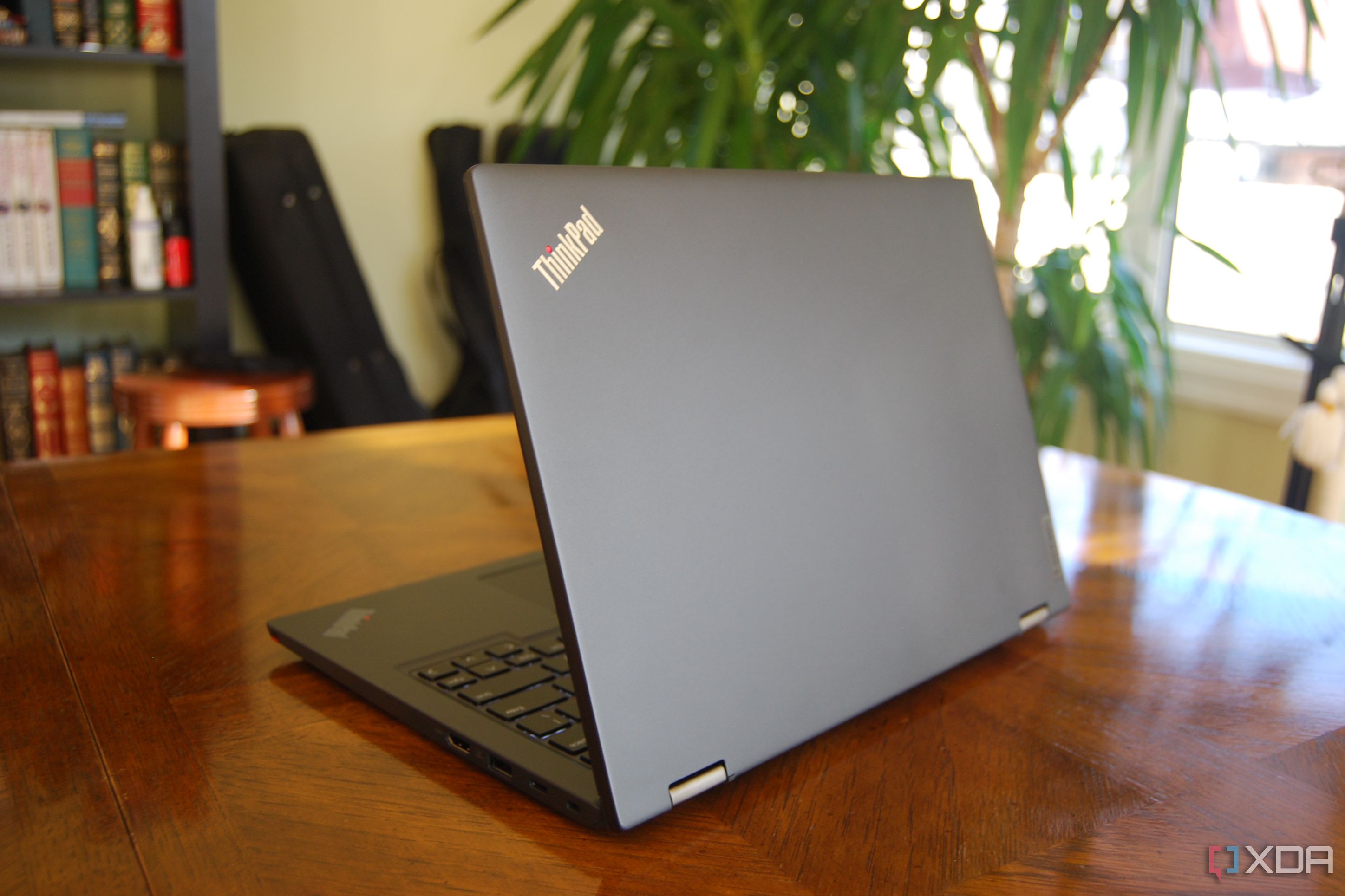 Lenovo ThinkPad L13 Yoga (Gen 4) medio abierto