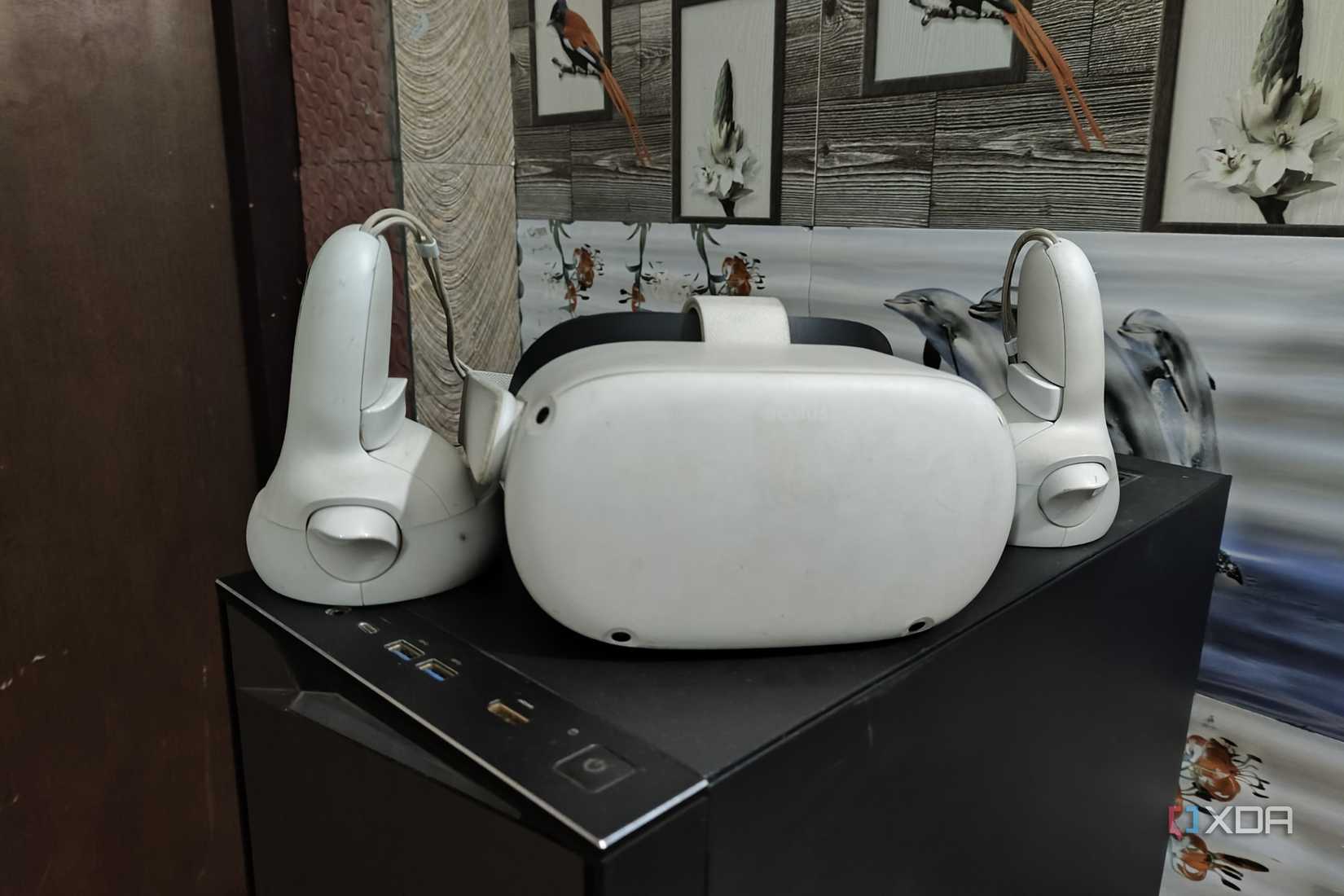 Una Meta Quest 2 y sus controladores colocados sobre el caso Gigabyte Aorus ACW300