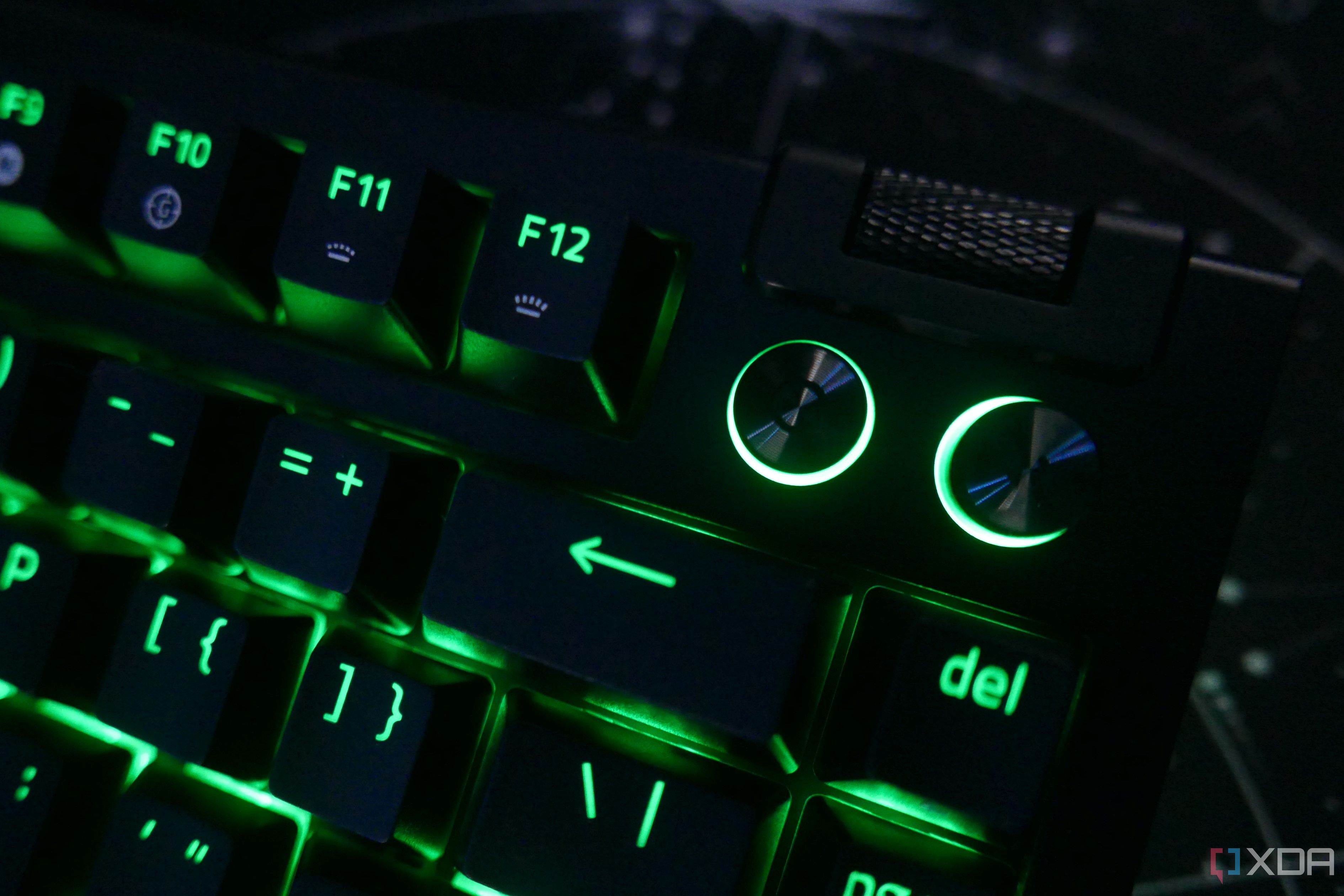 The media buttons and roller on the Razer blackwidow V4 75%
