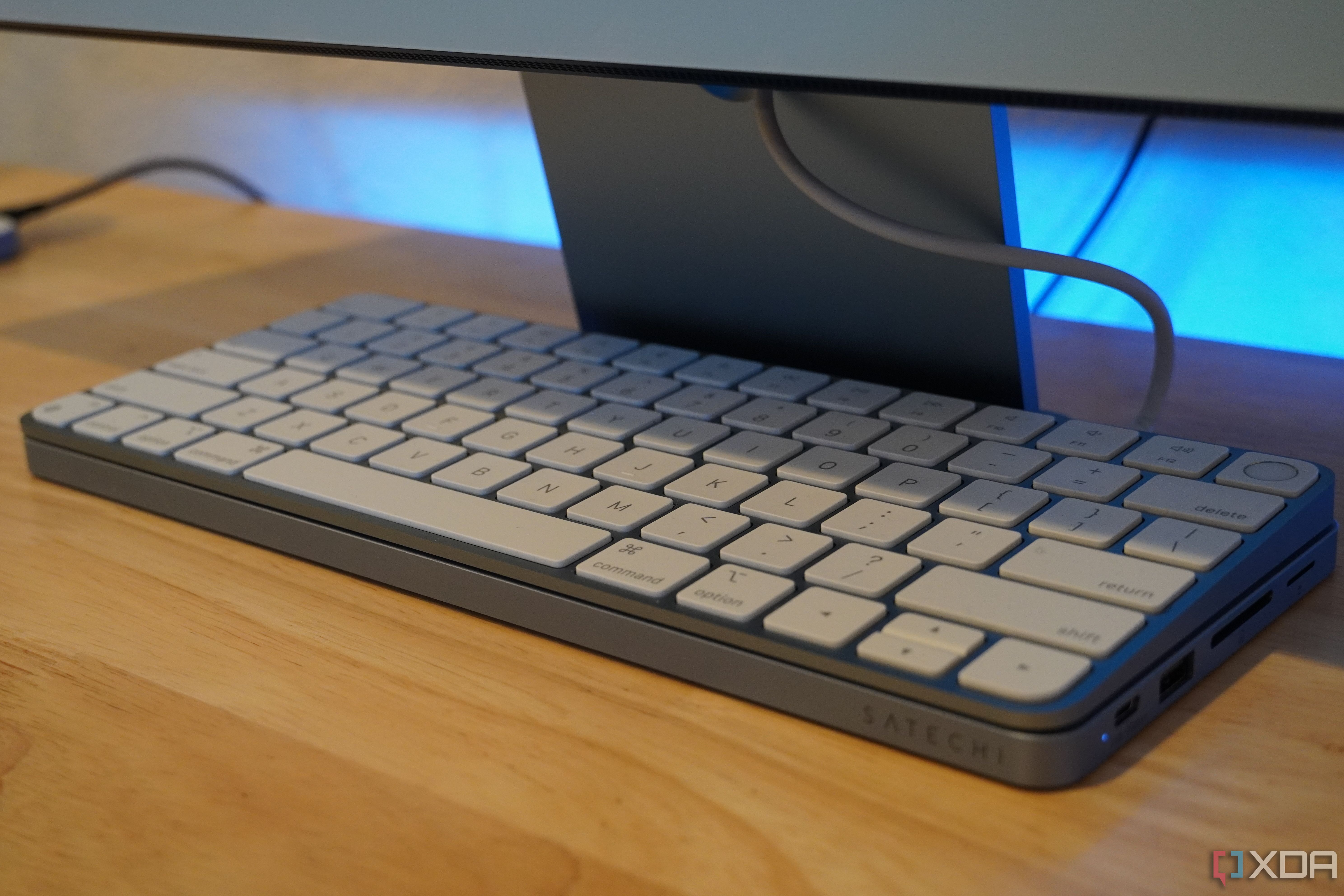 Un teclado mágico encima del Satechi USB-C Slim Dock.