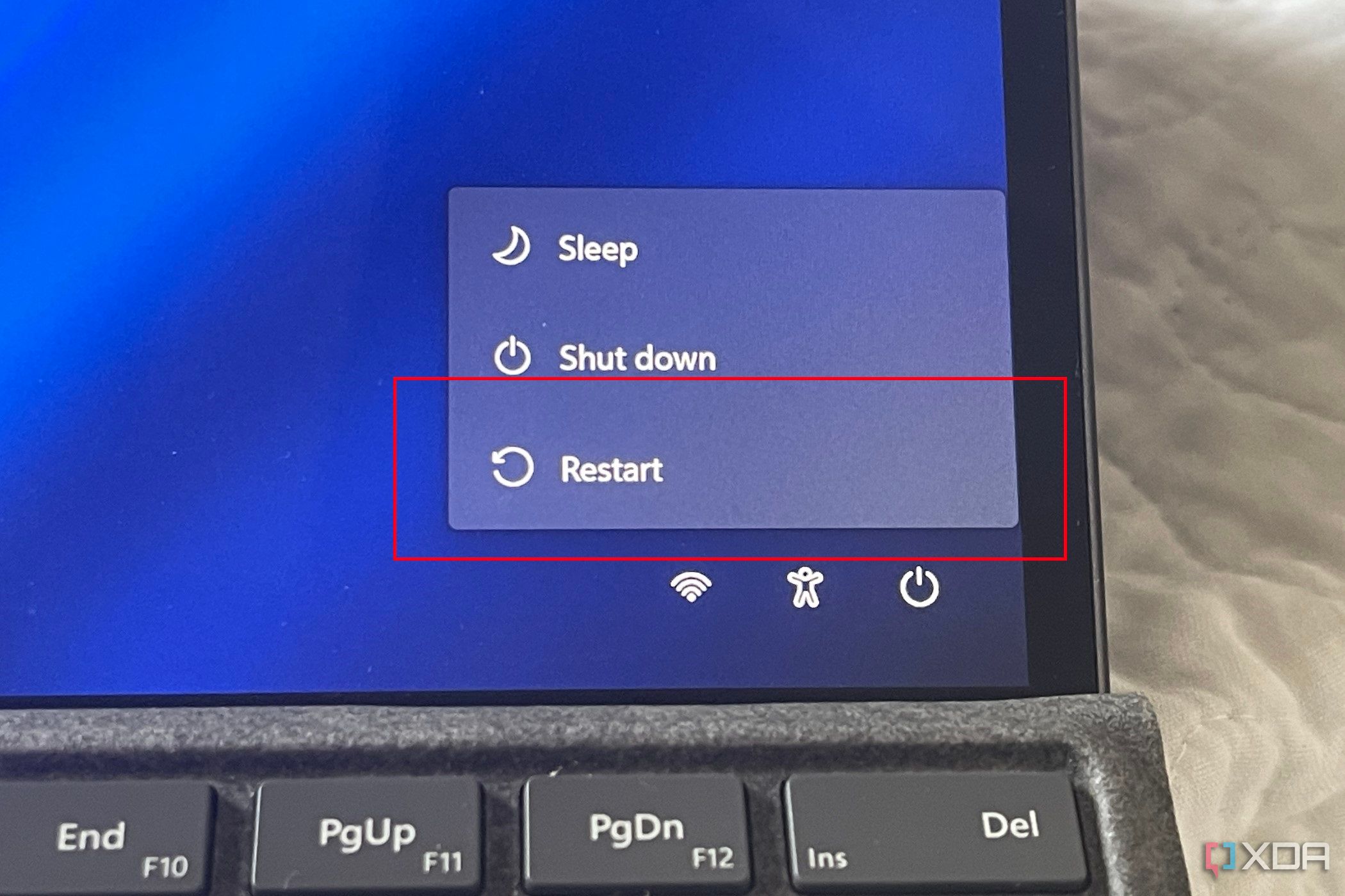 Фотография кнопки перезагрузки в Windows 11, показывающая кнопку перезагрузки.