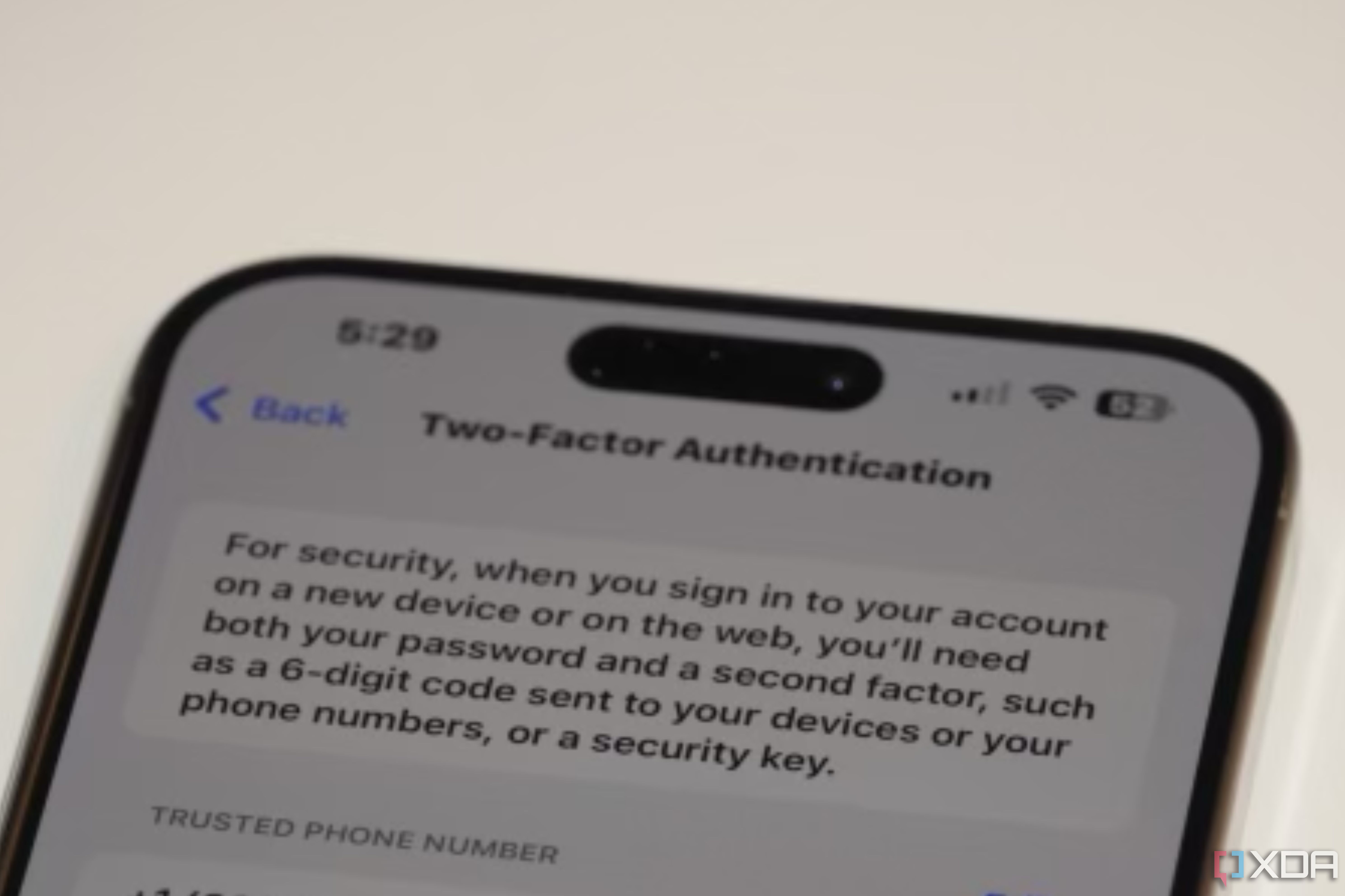 La configuración de autenticación de dos factores para un ID de Apple en un iPhone.