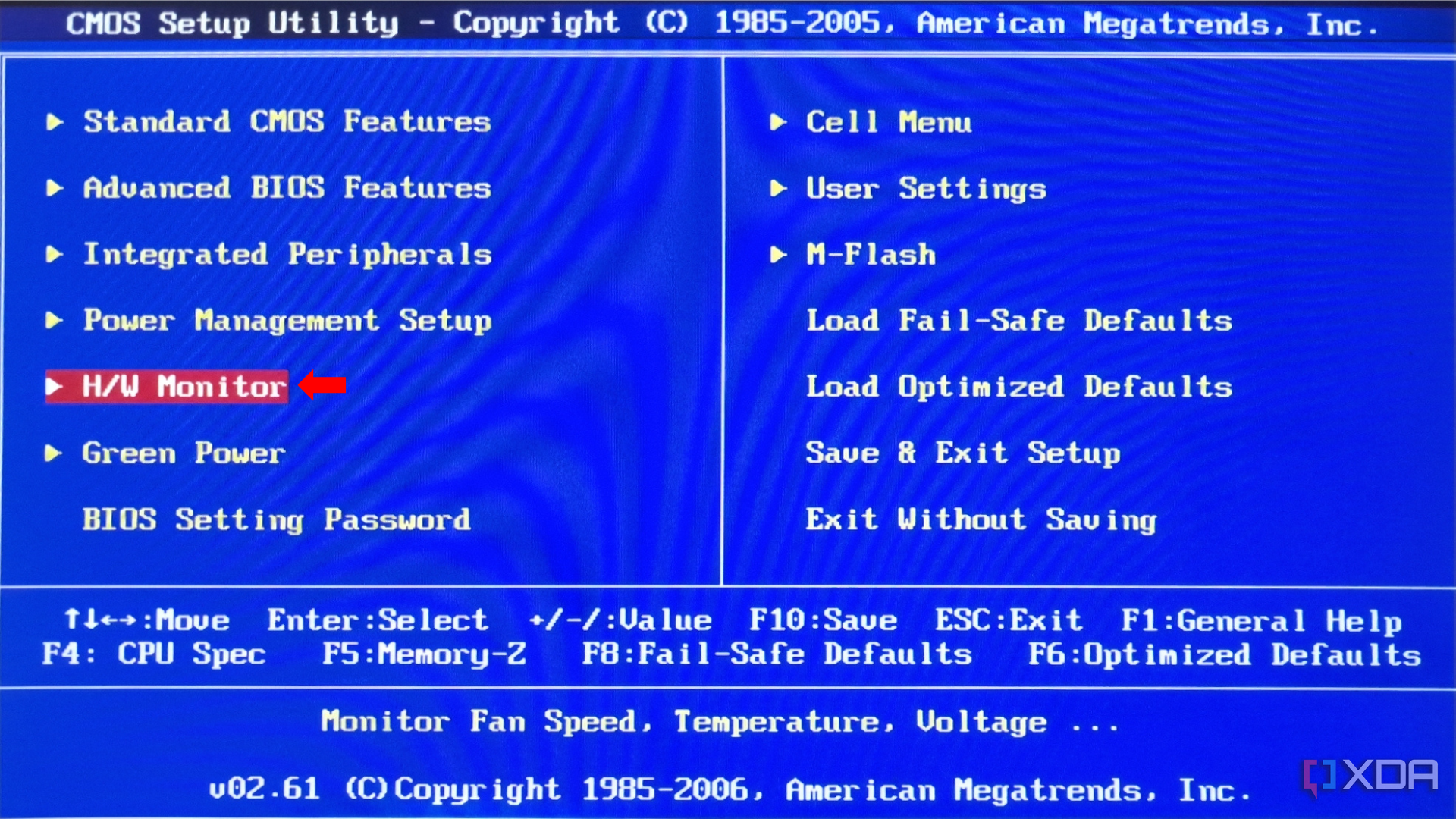 La interfaz de la utilidad de configuración CMOS que muestra un menú con varias opciones, incluidas funciones CMOS estándar, funciones BIOS avanzadas y una flecha que apunta a la opción Monitor de hardware.