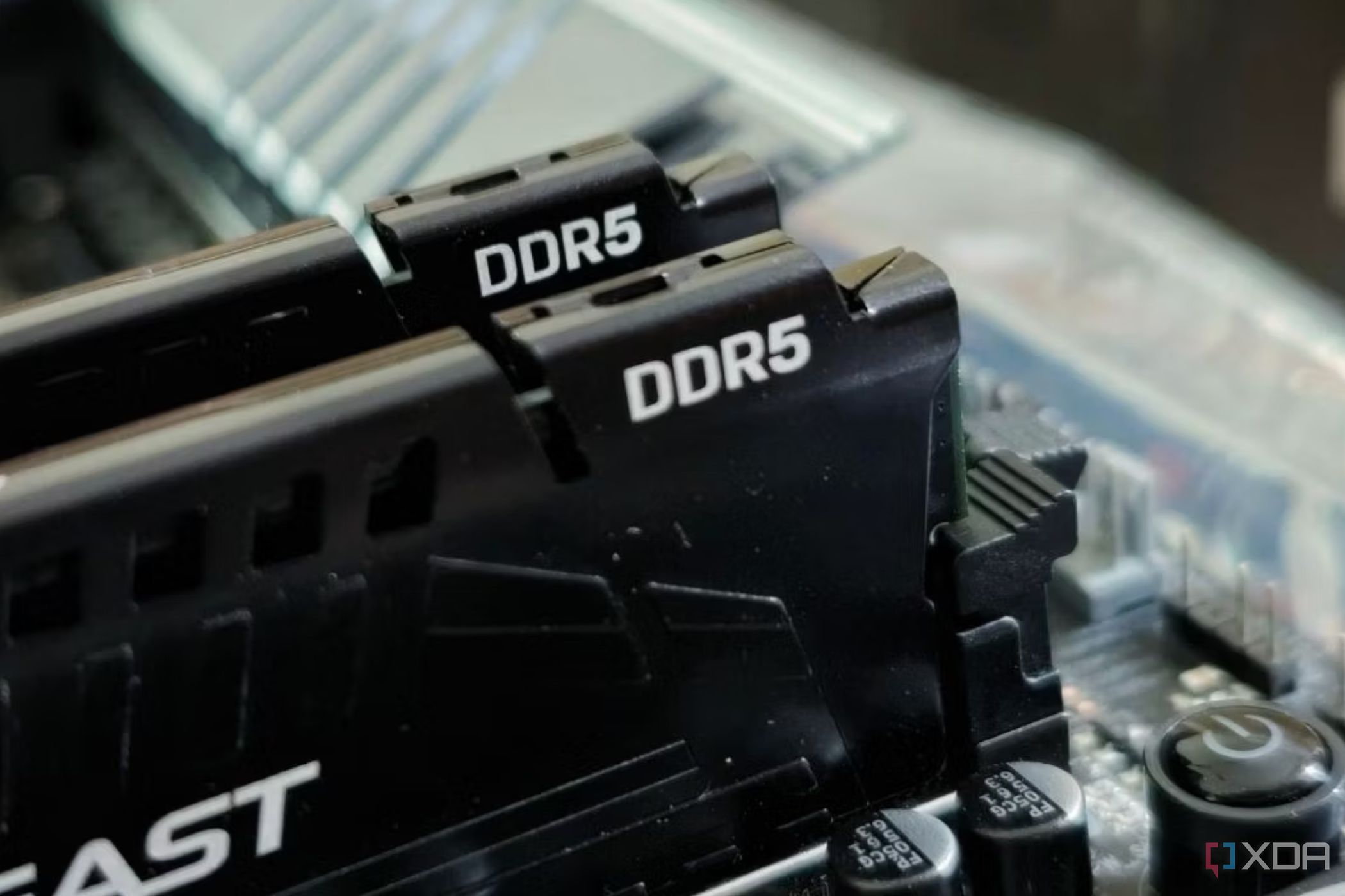 Uma imagem mostrando dois cartões de memória DDR5 instalados em uma placa-mãe