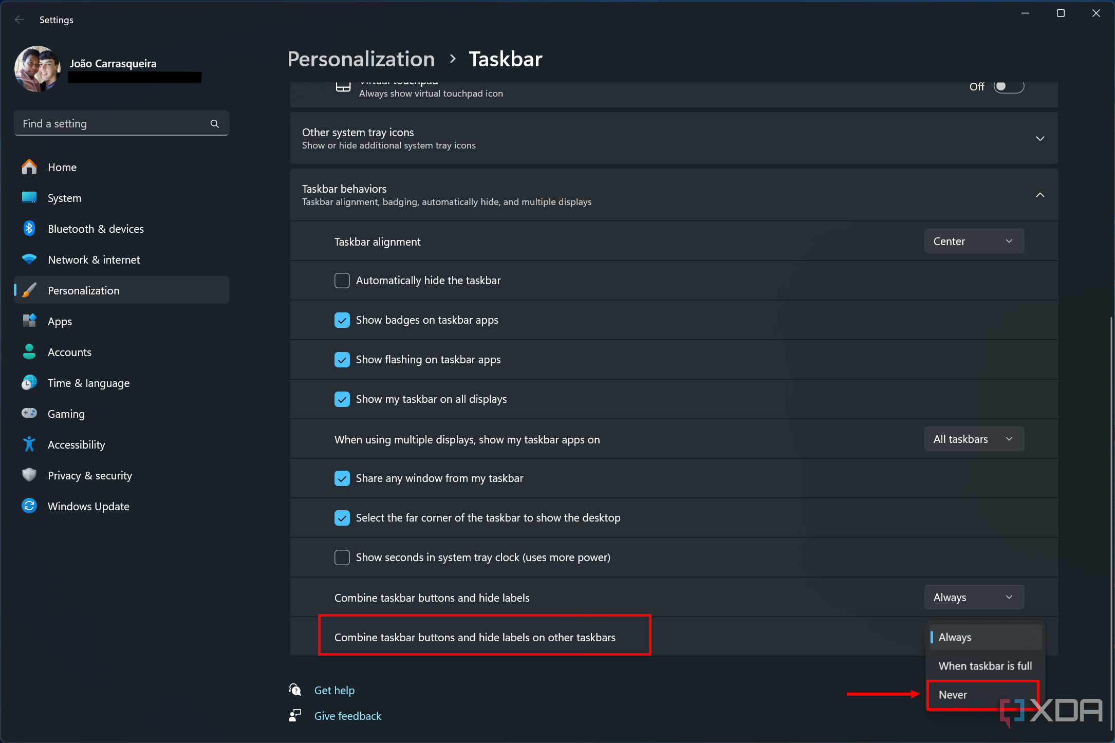 Captura de pantalla de la configuración de la barra de tareas de Windows 11 con la opción de combinar botones de la barra de tareas y ocultar etiquetas en monitores secundarios configurados para nunca