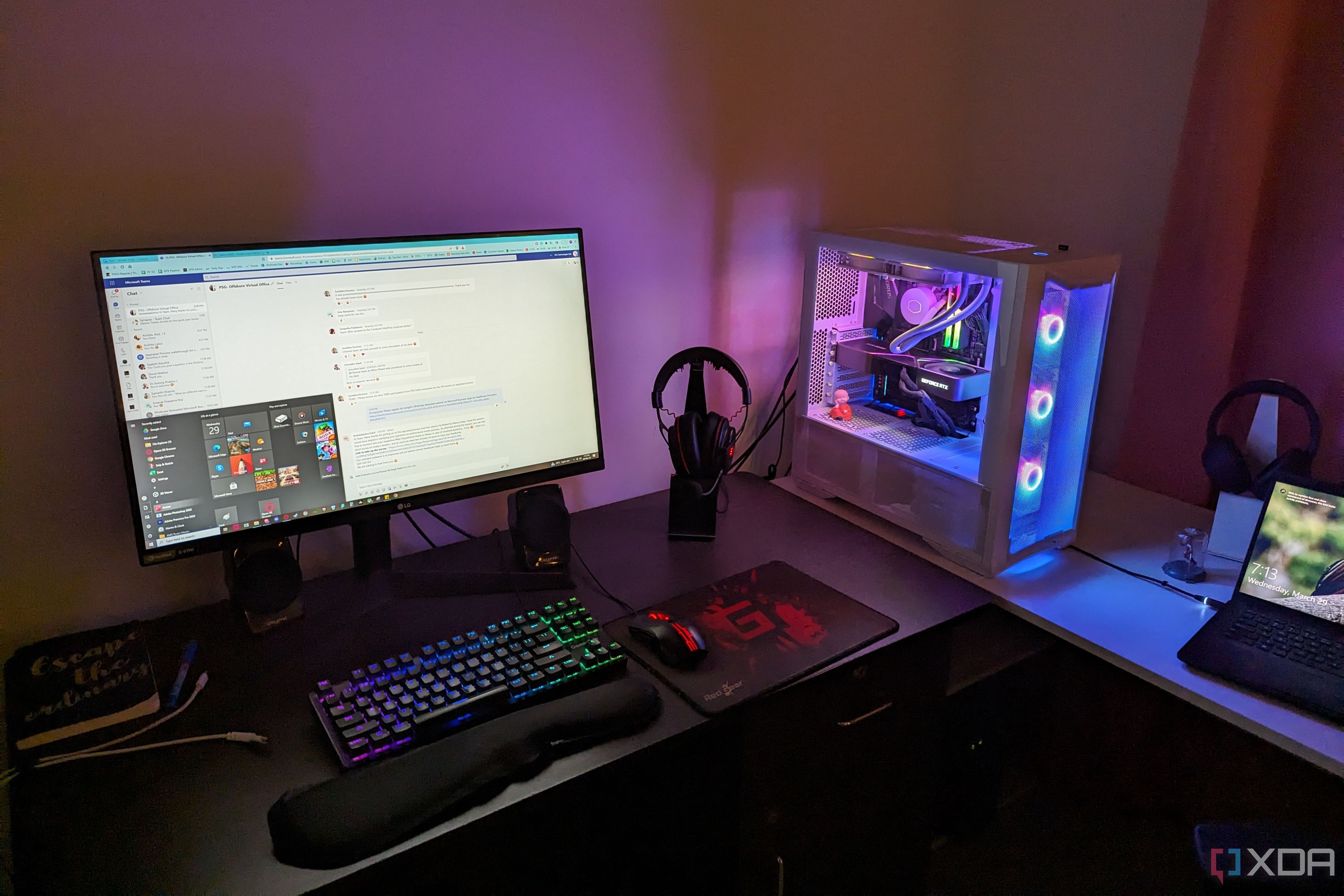 Gaming-PC-Setup mit RGB und Monitor und Tastatur
