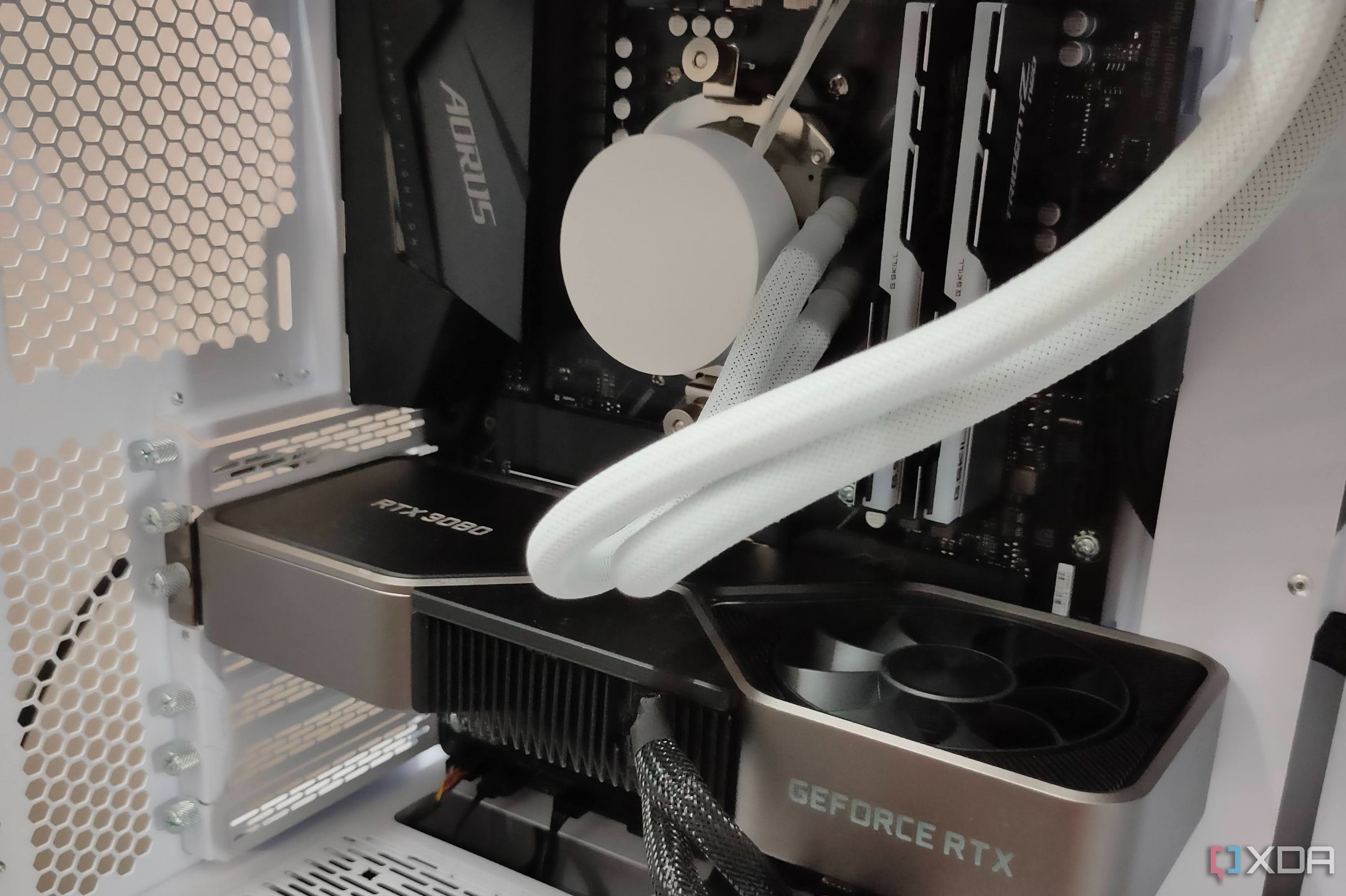 Nahaufnahme der GeForce RTX 3080 FE in einem weißen Gaming-PC