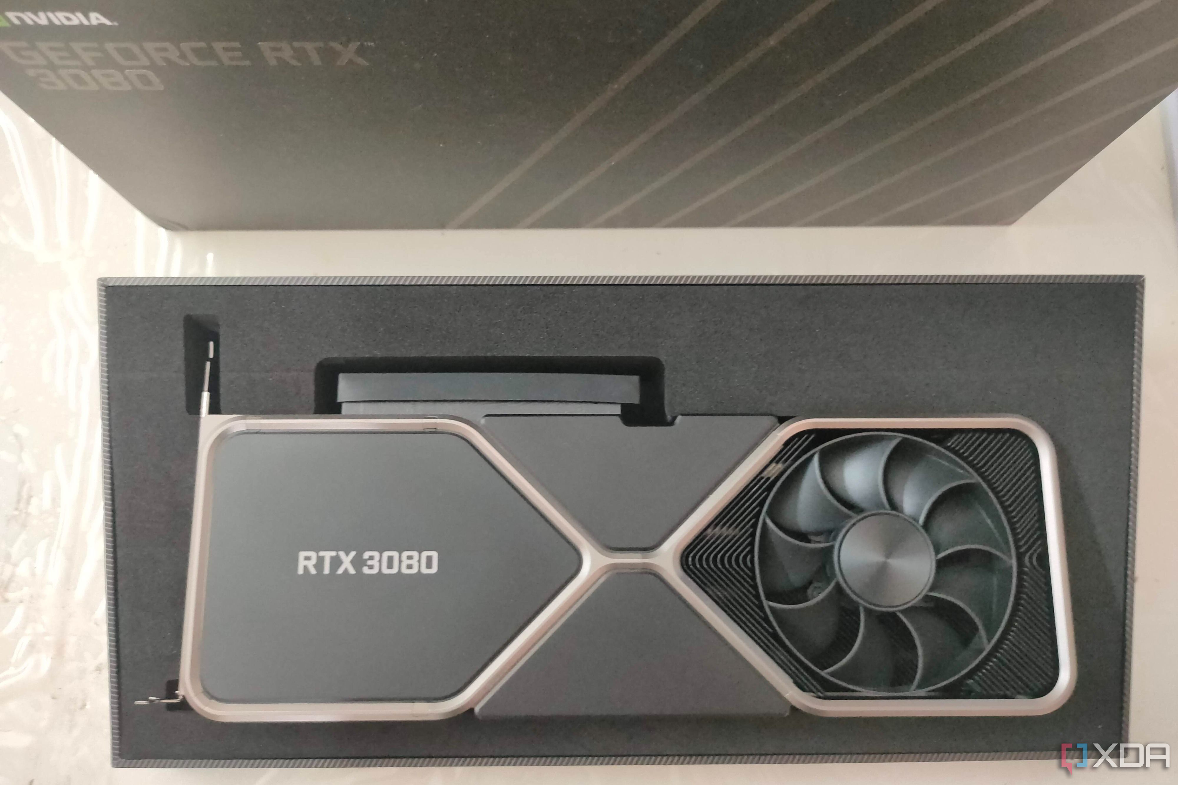 Close da GeForce RTX 3080 FE com caixa
