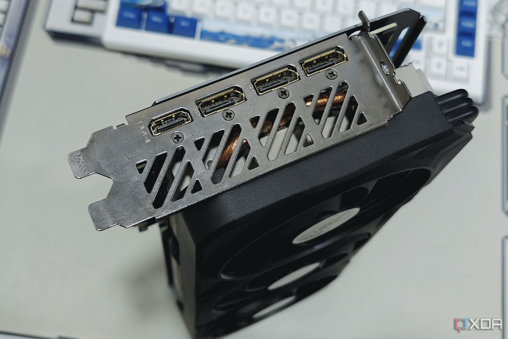 Una imagen que muestra los puertos de la GPU Gigabyte GeForce RTX 4070 Ti Gaming OC.