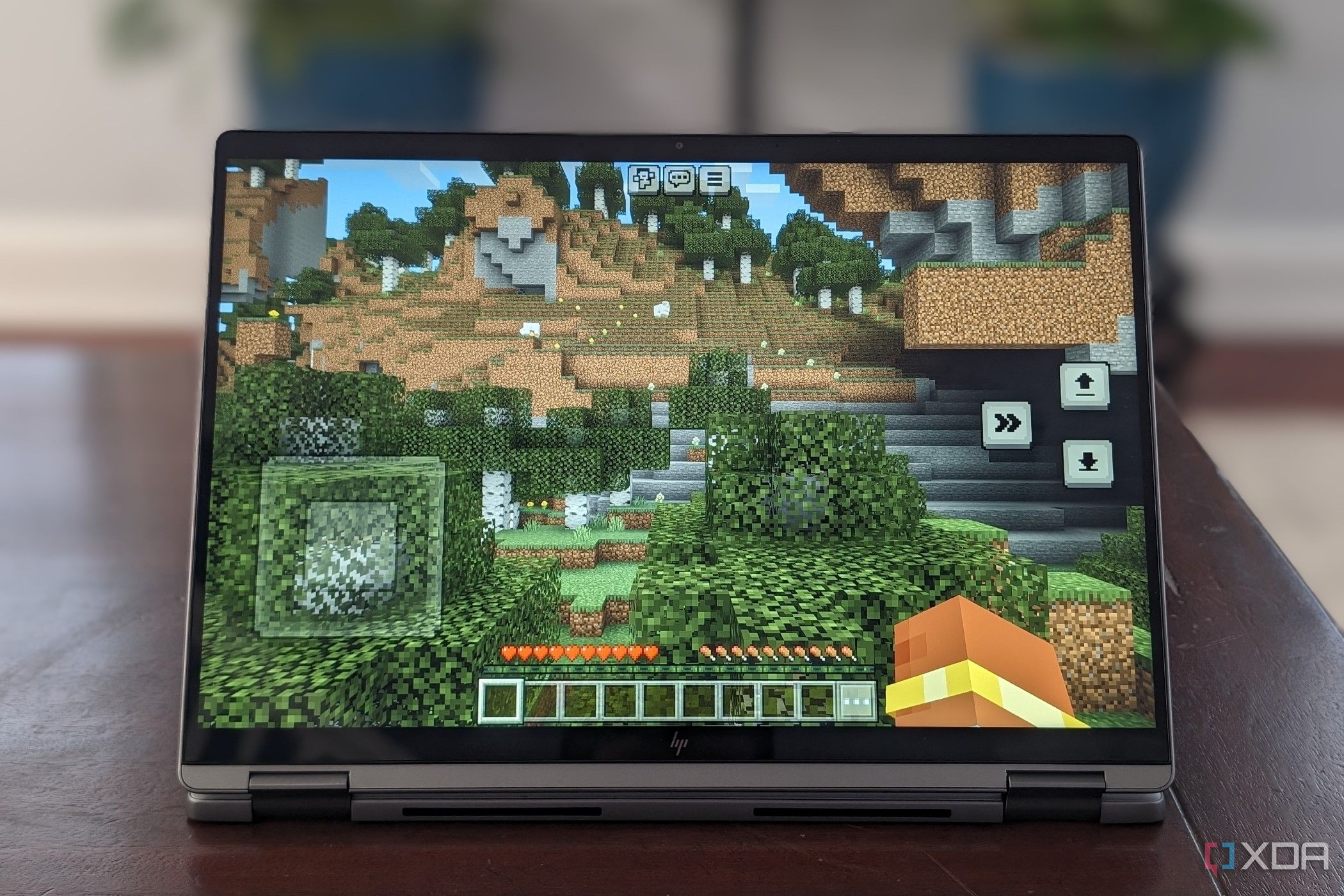 Una foto de jugar Minecraft en la computadora portátil HP Chromebook Plus x360 de 14 ct.